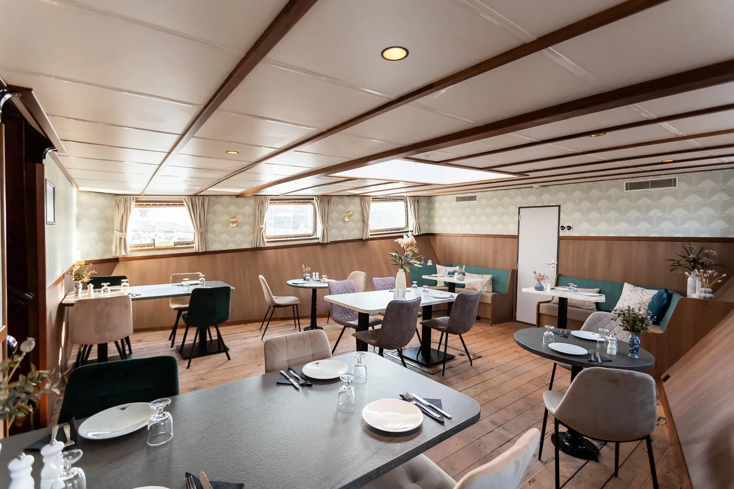 Breakfast in Hotelboot Koningin Emma I Kloeg Collection