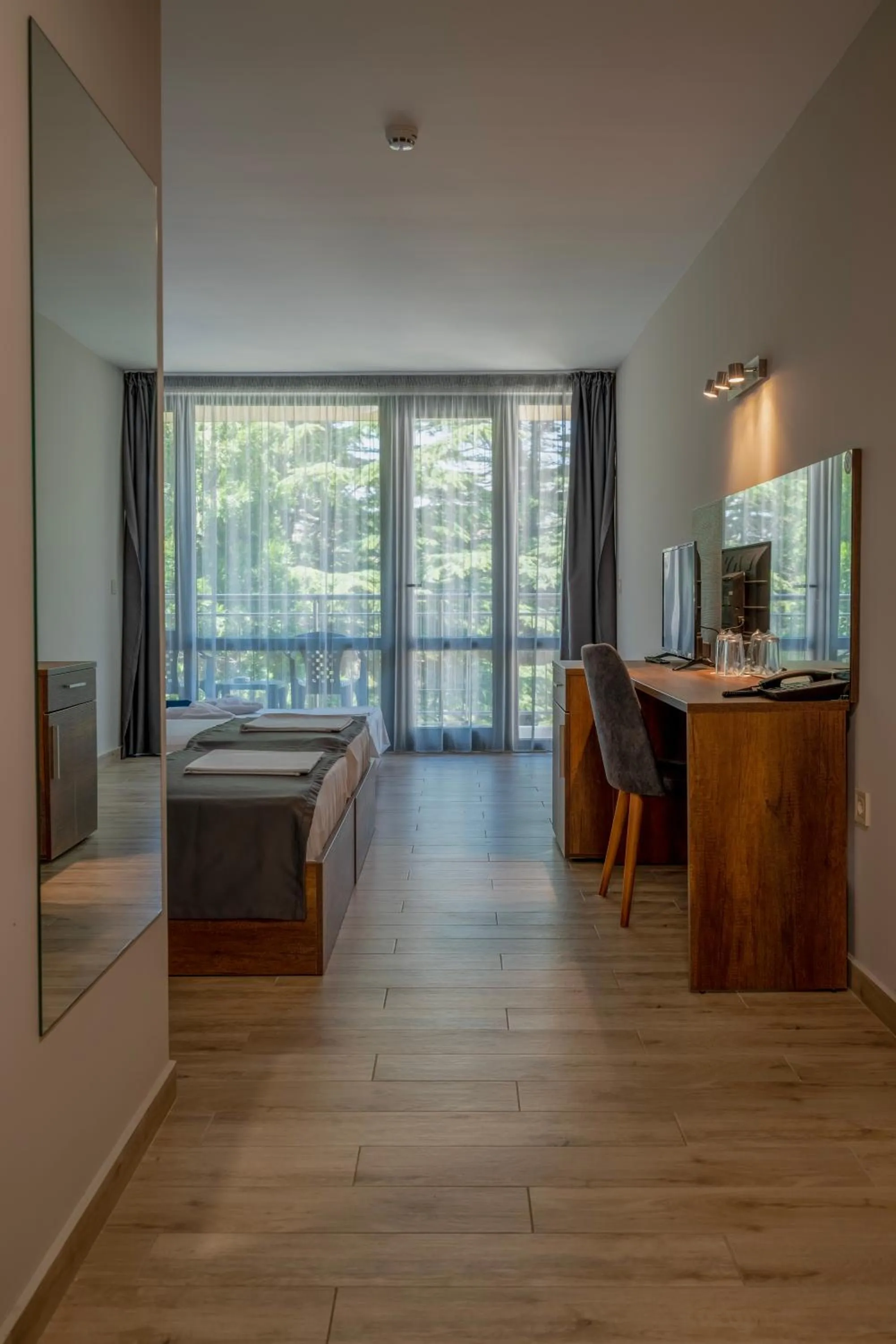 Photo of the whole room, Bed in Queen Nelly Park