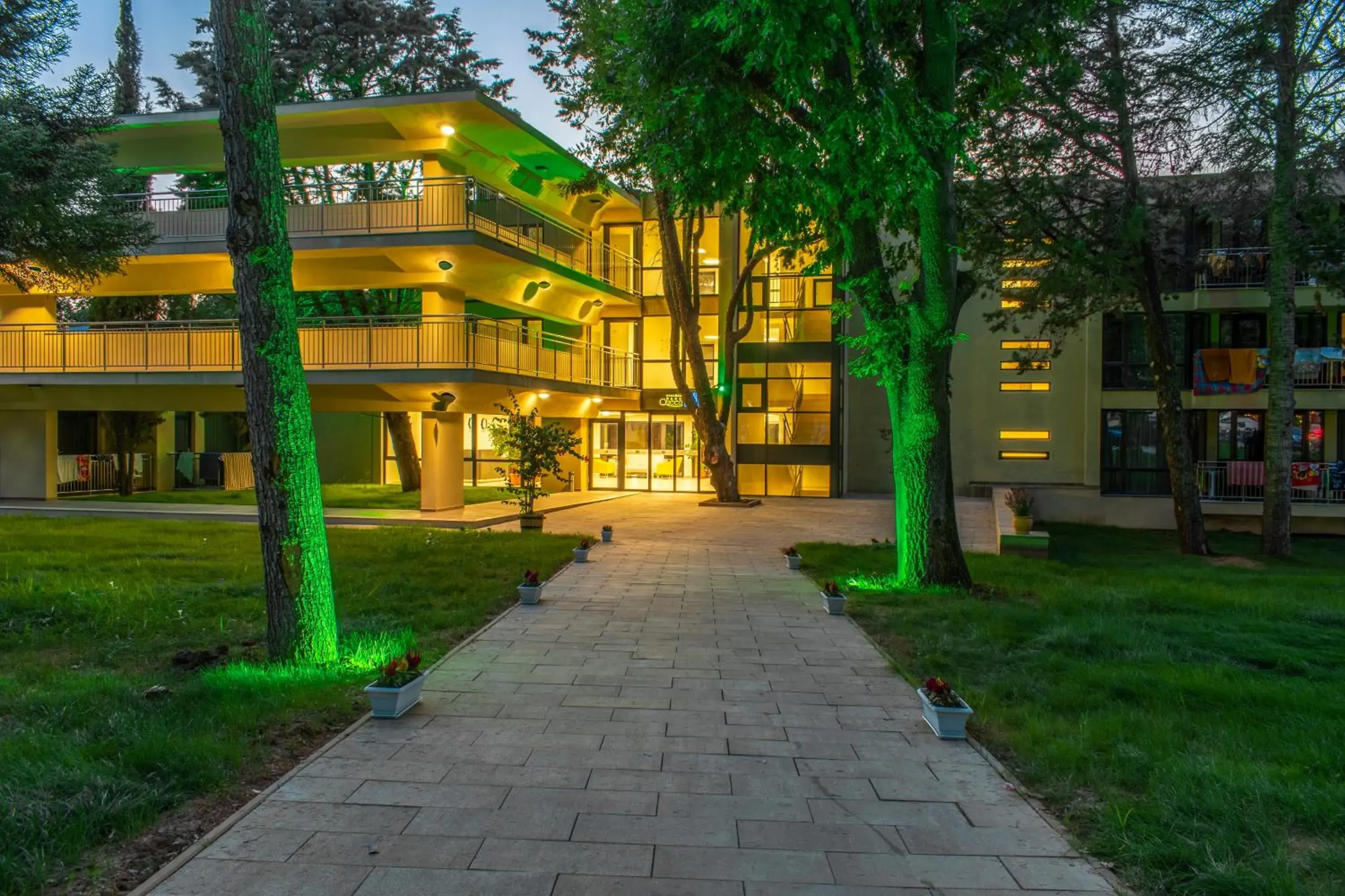 Property building in Queen Nelly Park Property building in Queen Nelly Park