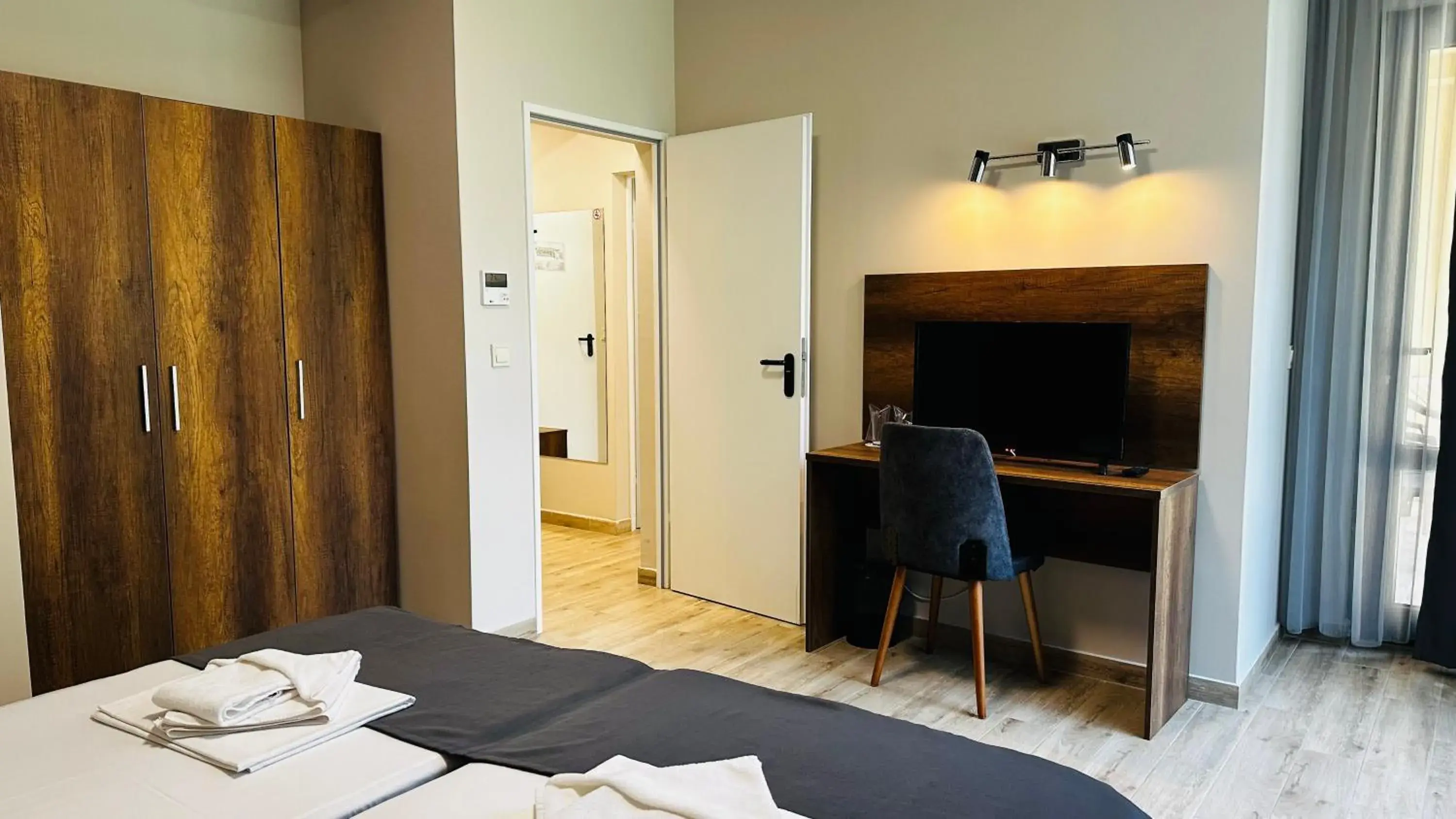 Bed in Queen Nelly Park Bed in Queen Nelly Park