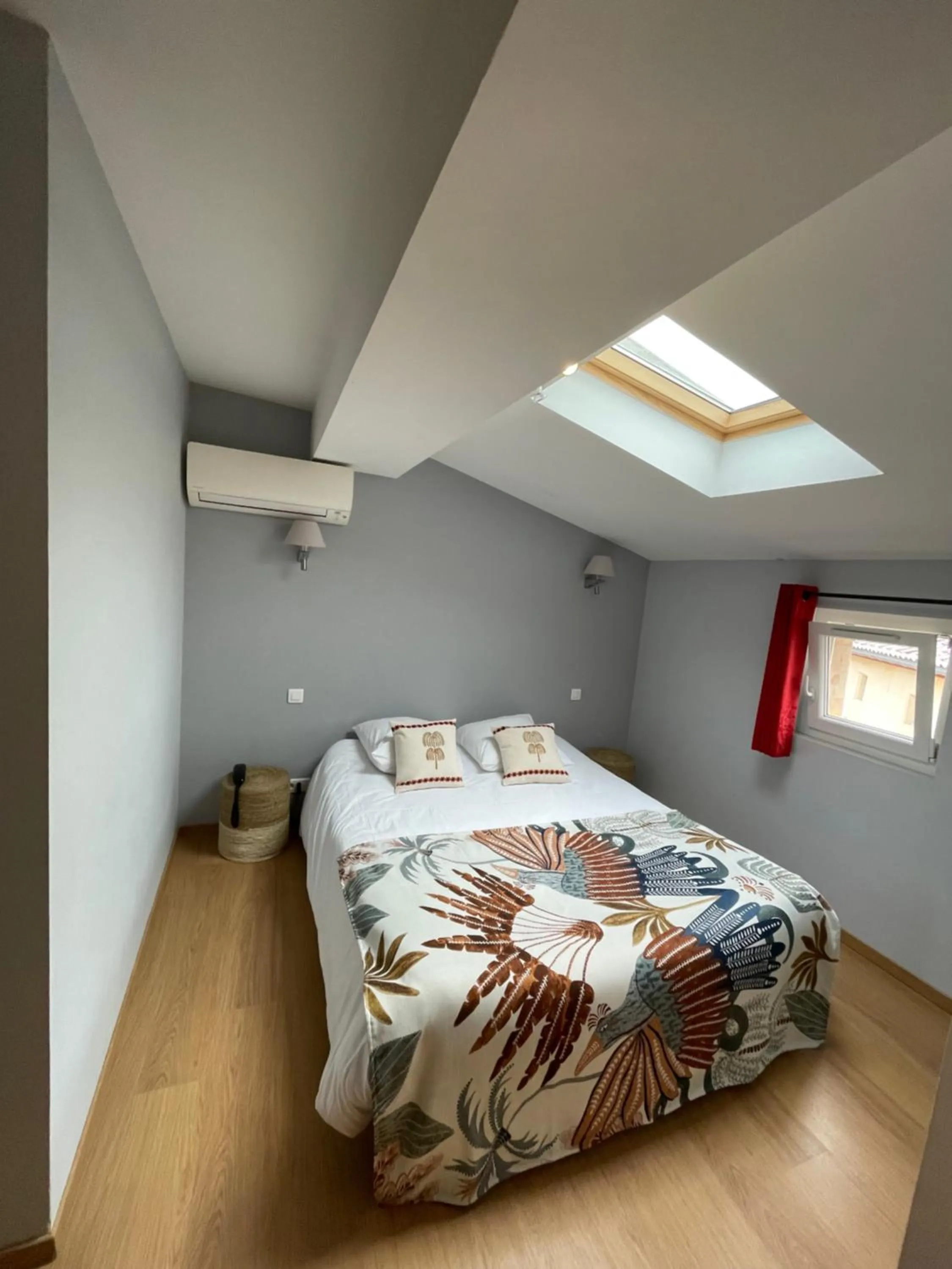 Bed in Logis Hôtel de la Tour Libourne