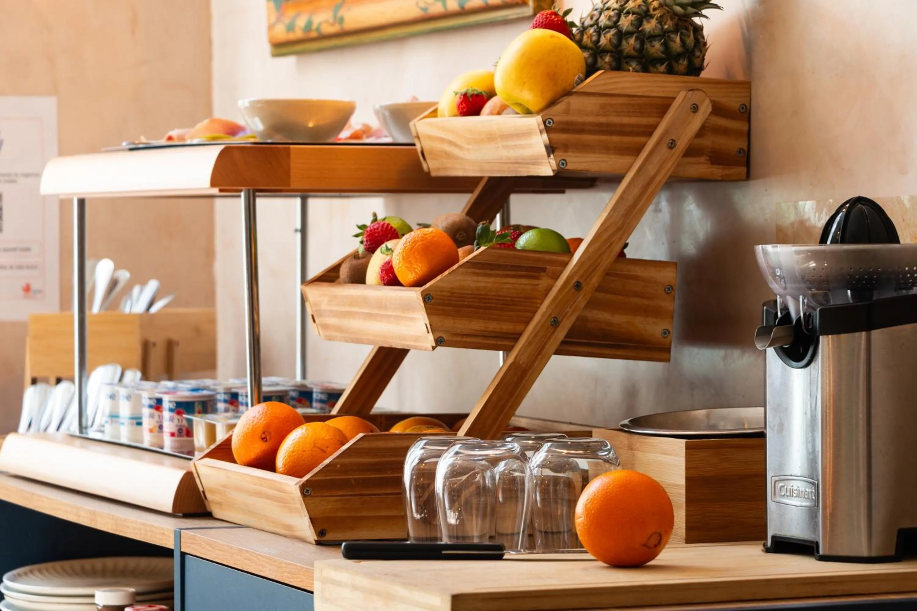 Breakfast in Logis Hôtel de la Tour Libourne