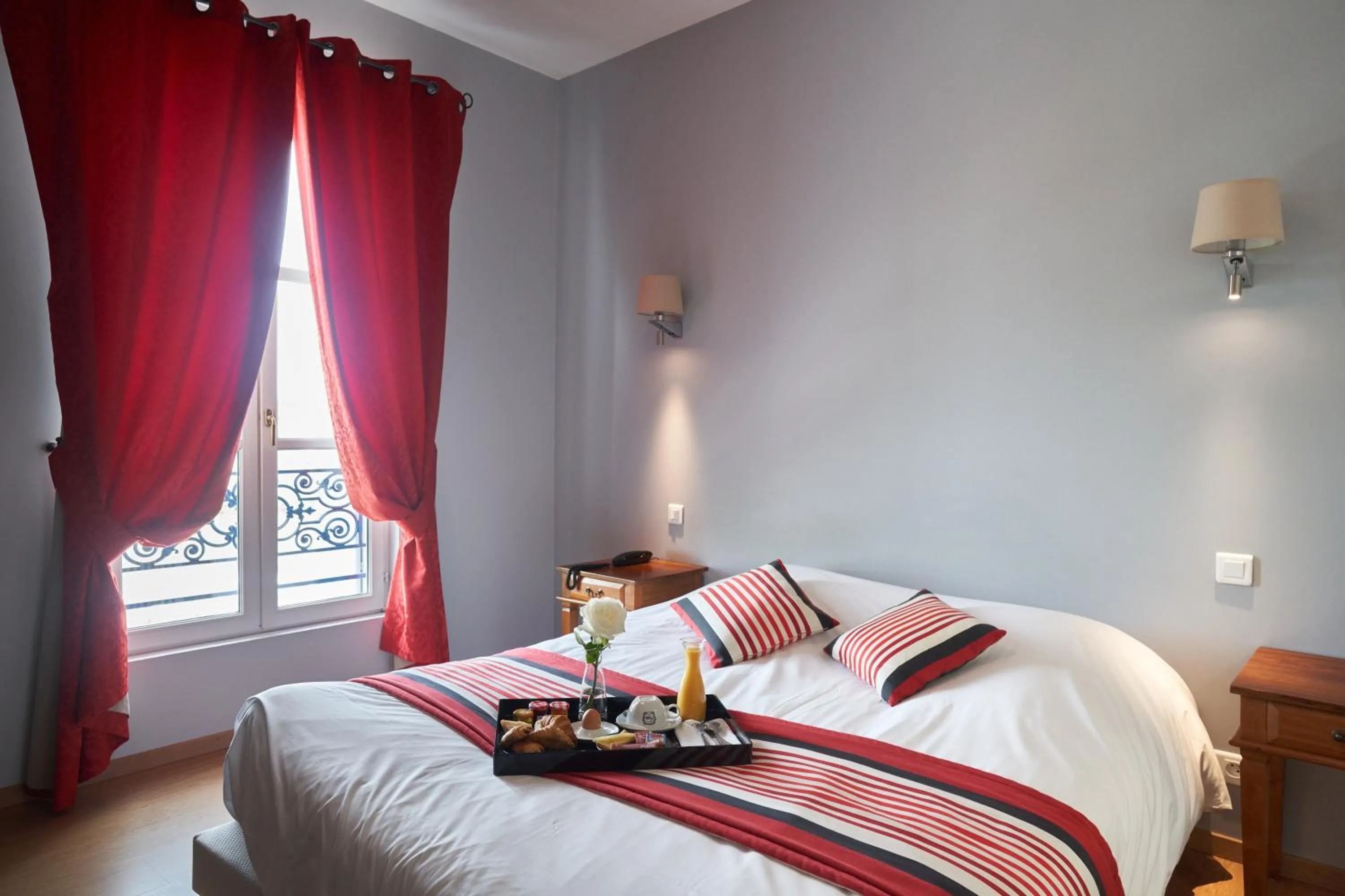 Bed in Logis Hôtel de la Tour Libourne