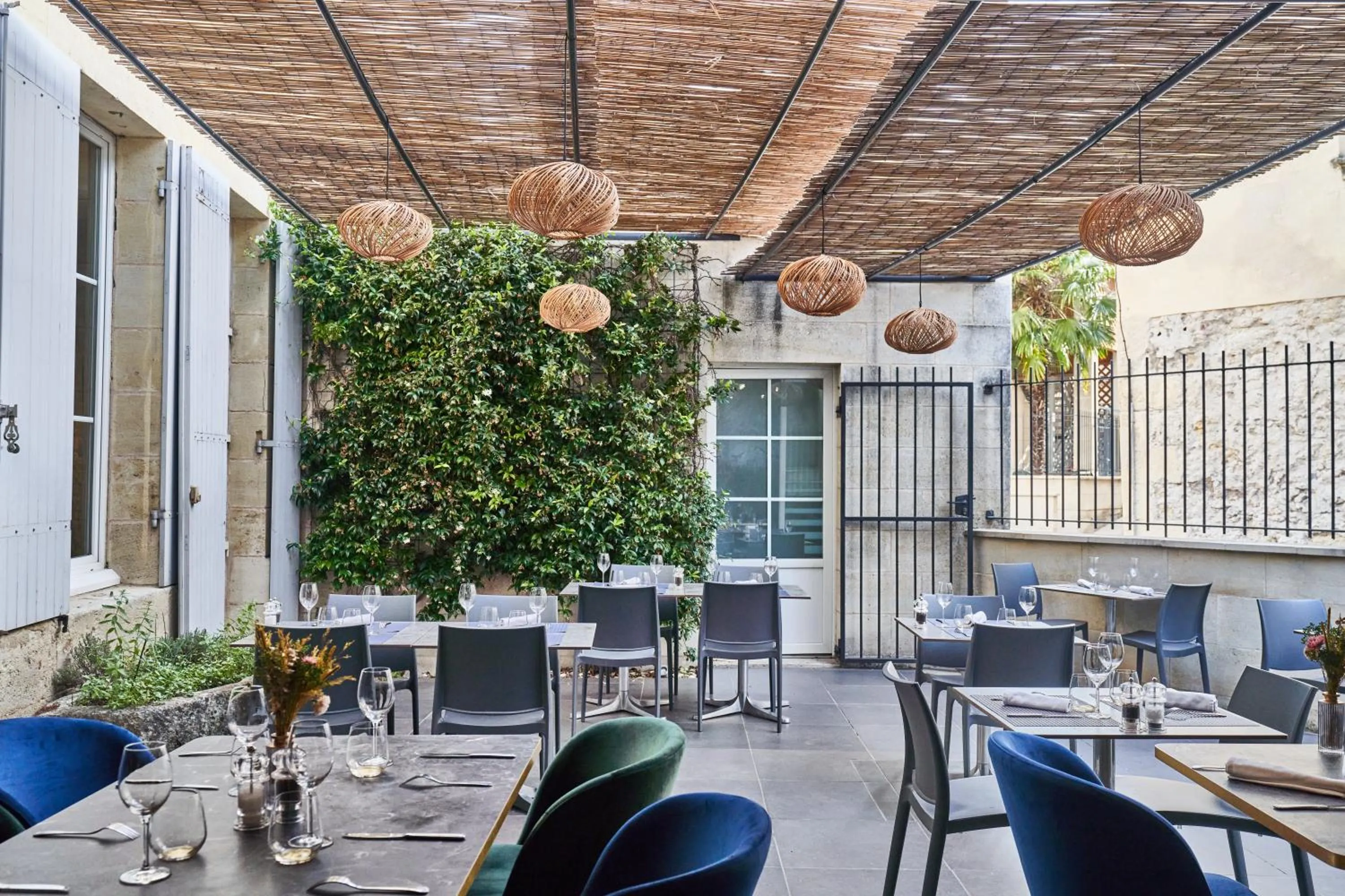 Patio in Logis Hôtel de la Tour Libourne