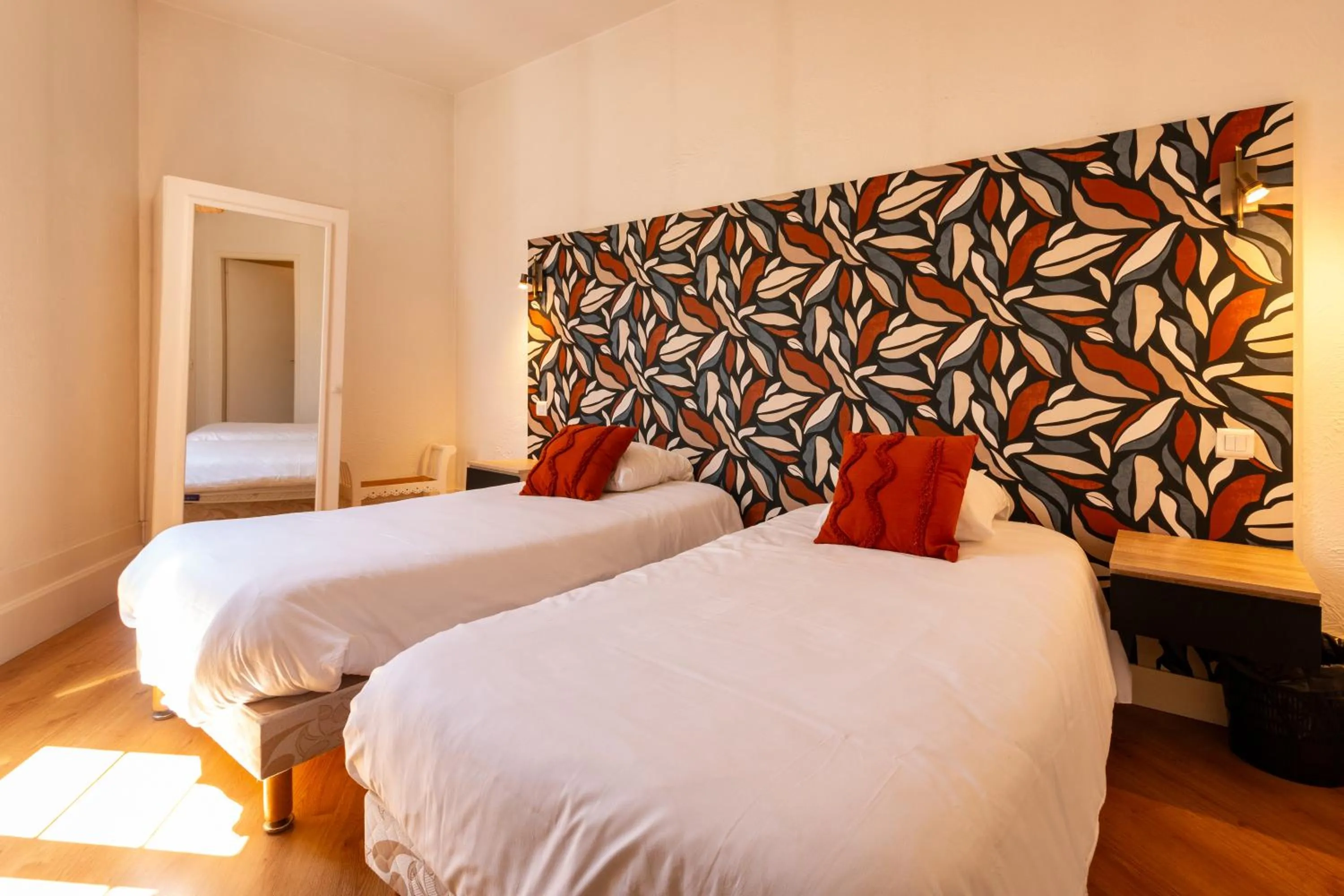 Bed in Logis Hôtel de la Tour Libourne