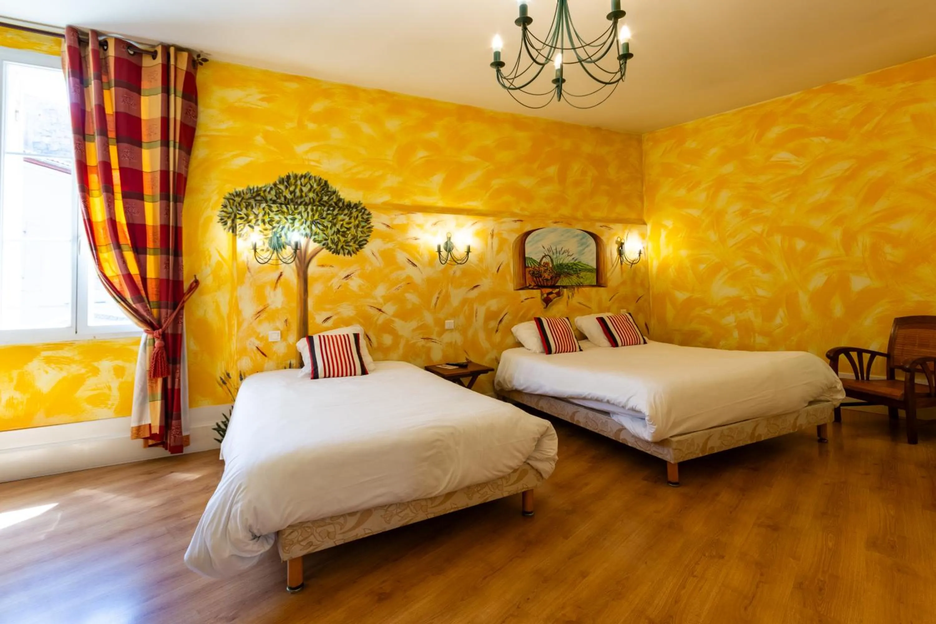 Bed in Logis Hôtel de la Tour Libourne