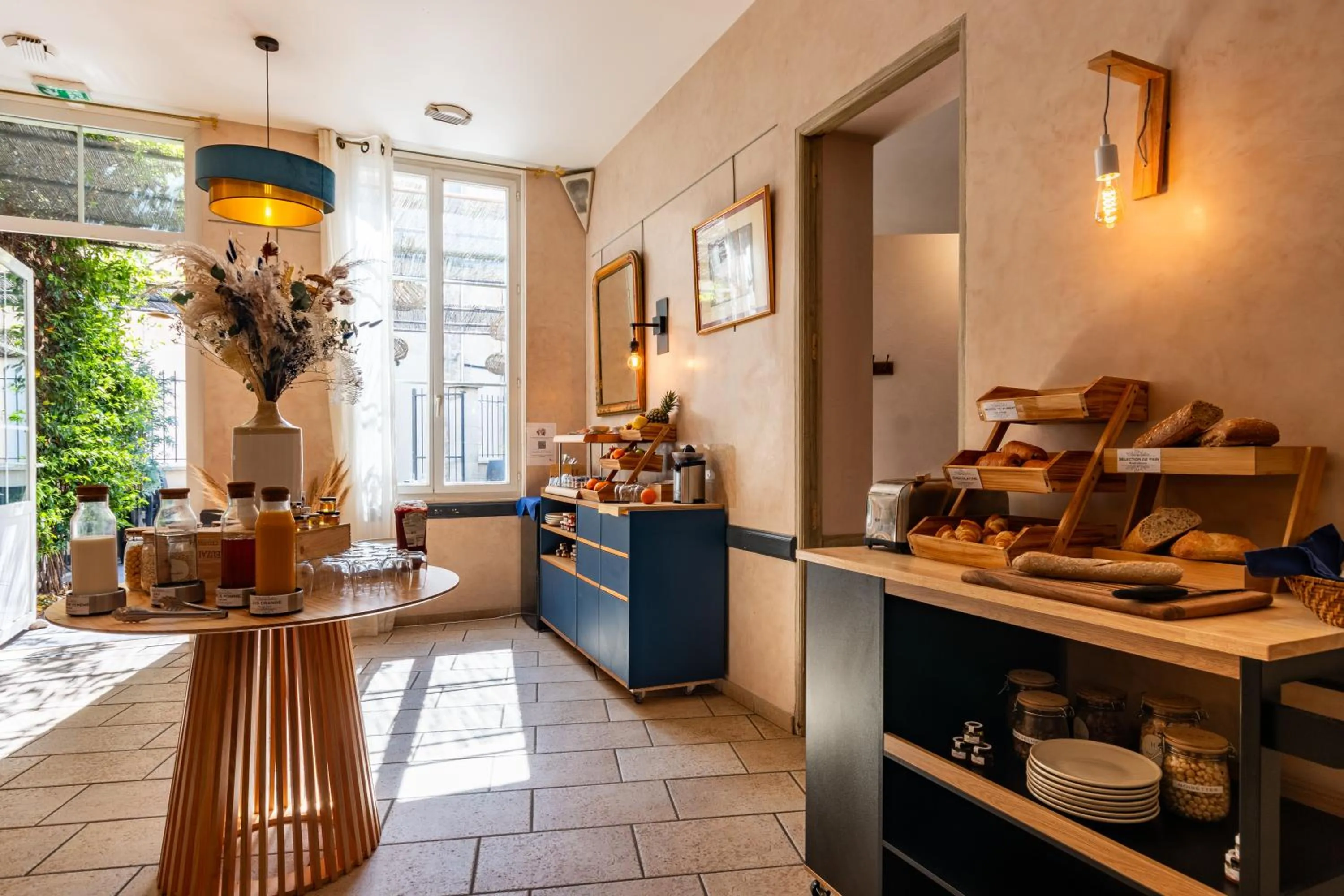 Food and drinks in Logis Hôtel de la Tour Libourne