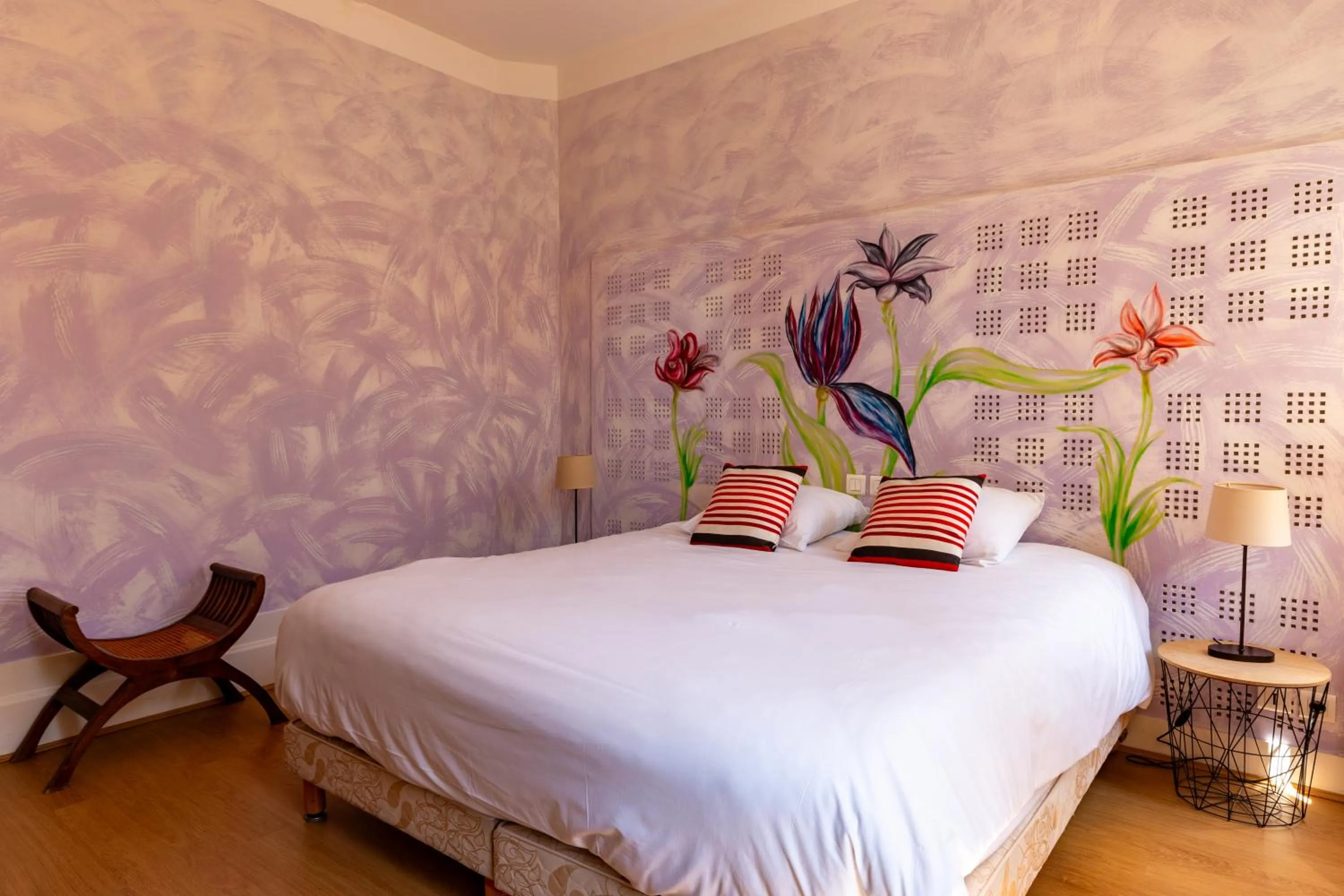 Bed in Logis Hôtel de la Tour Libourne