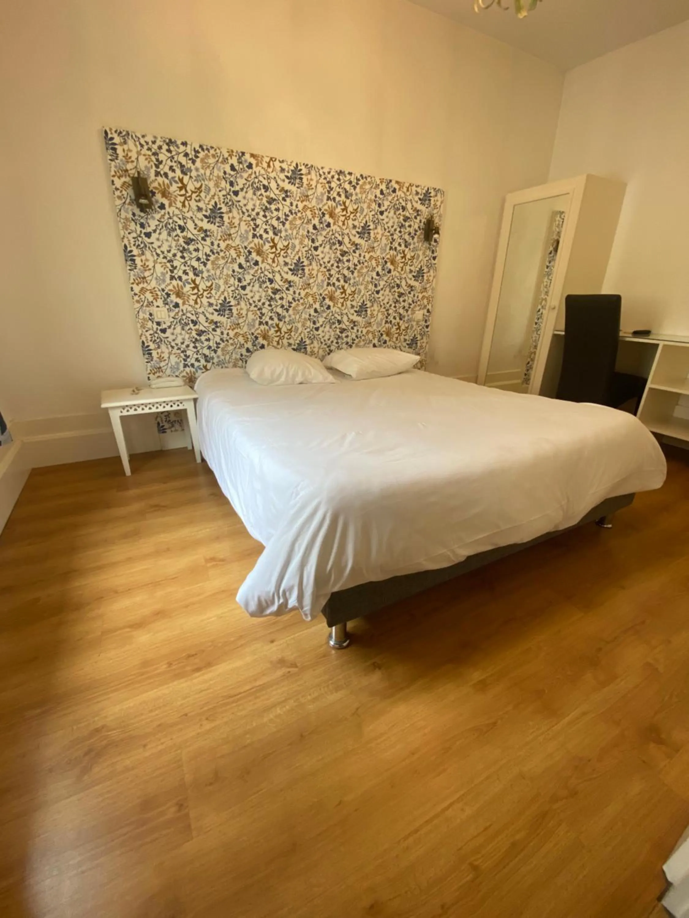 Bed in Logis Hôtel de la Tour Libourne