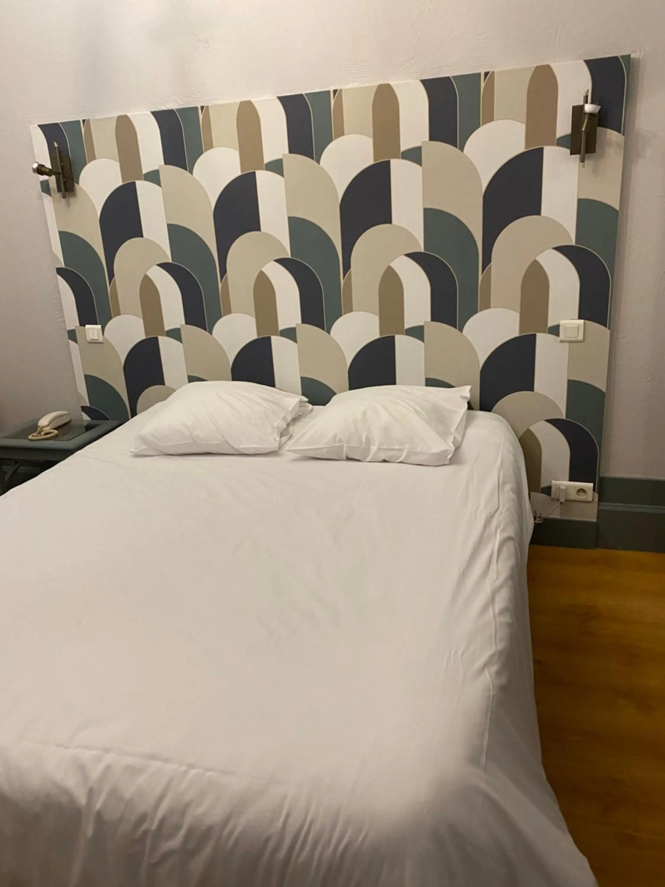 Bed in Logis Hôtel de la Tour Libourne