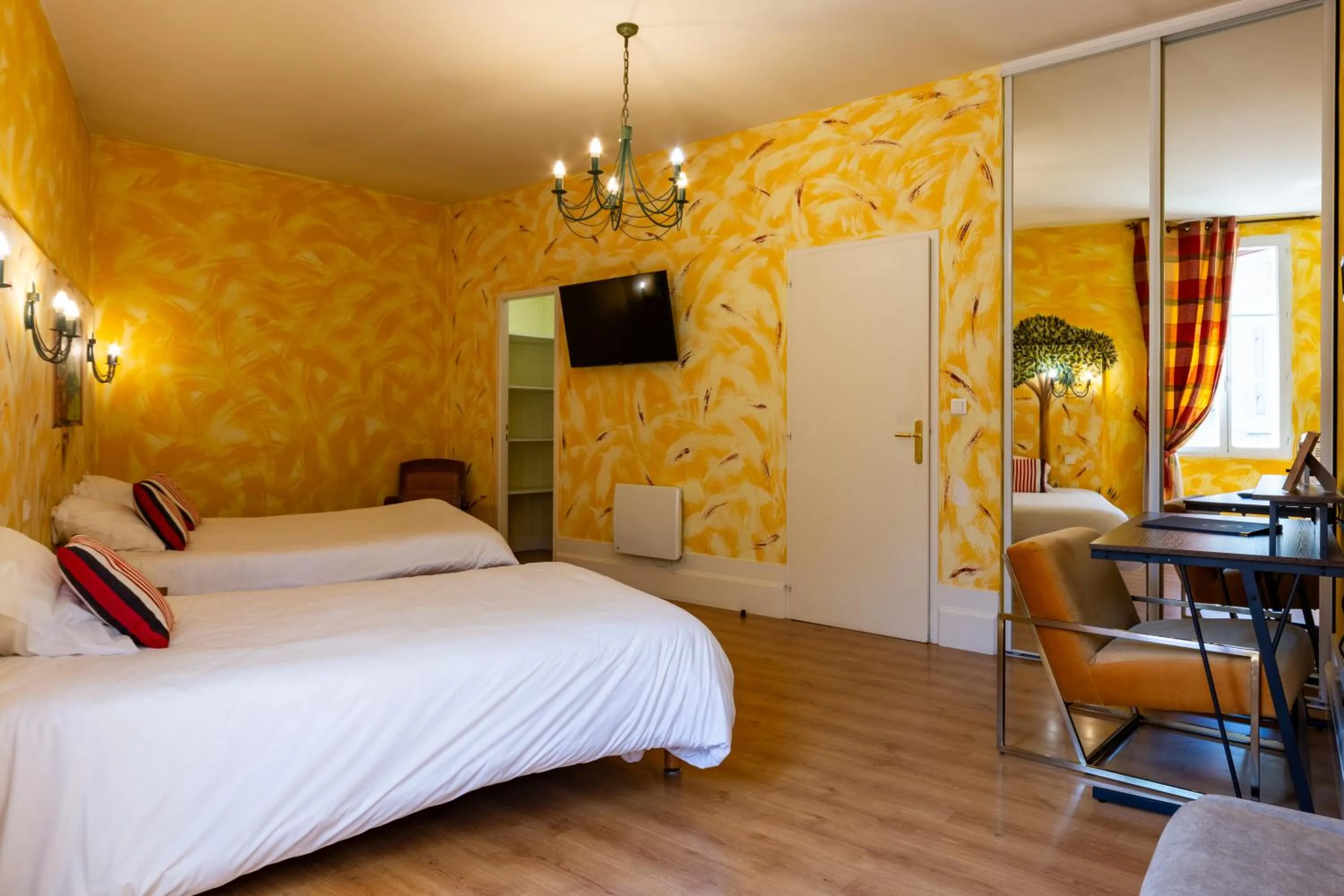 Bed in Logis Hôtel de la Tour Libourne