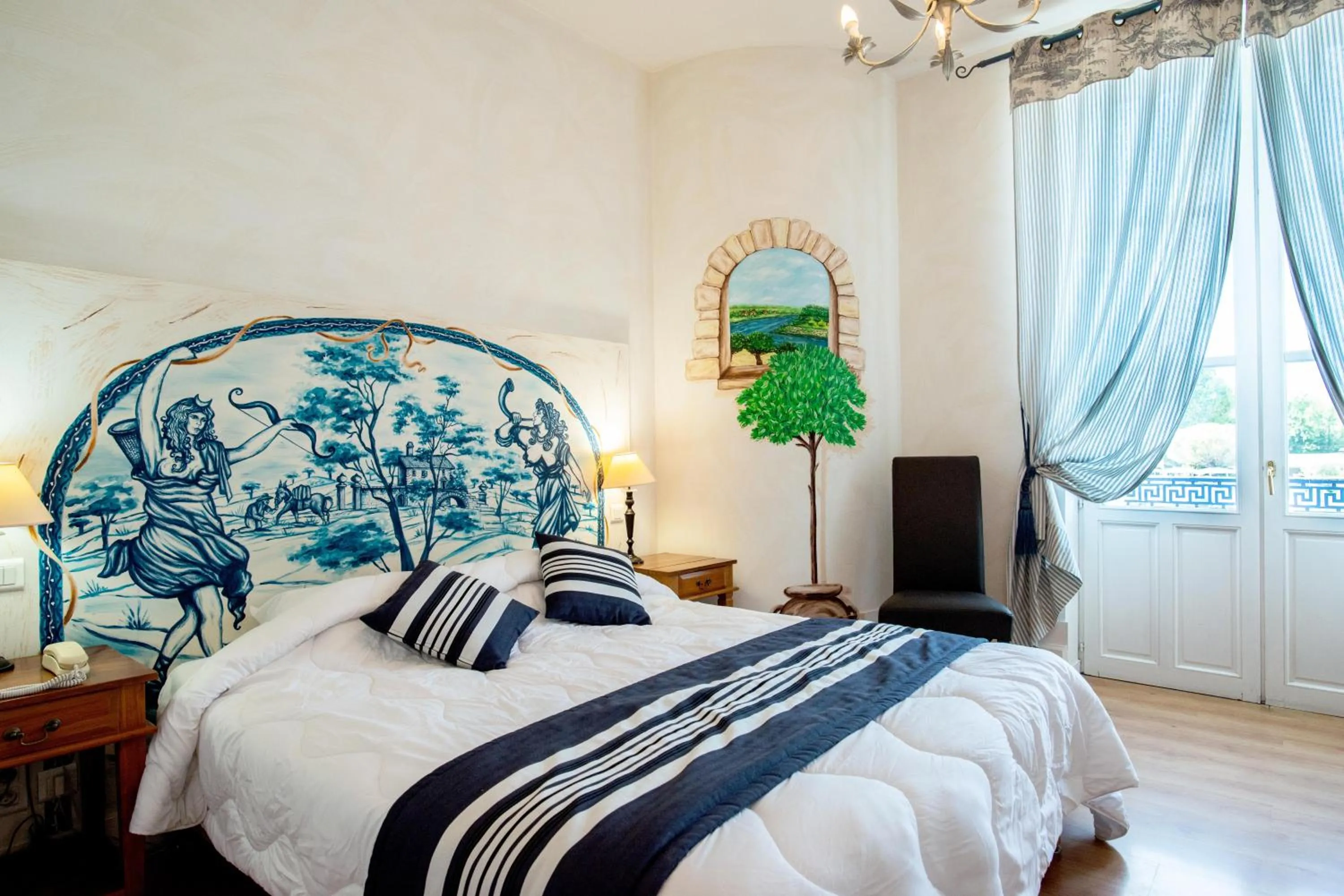 Bed in Logis Hôtel de la Tour Libourne