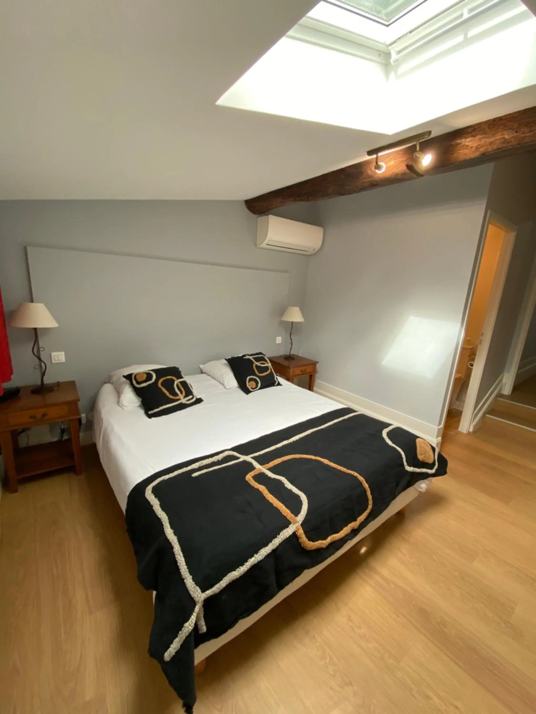 Bed in Logis Hôtel de la Tour Libourne