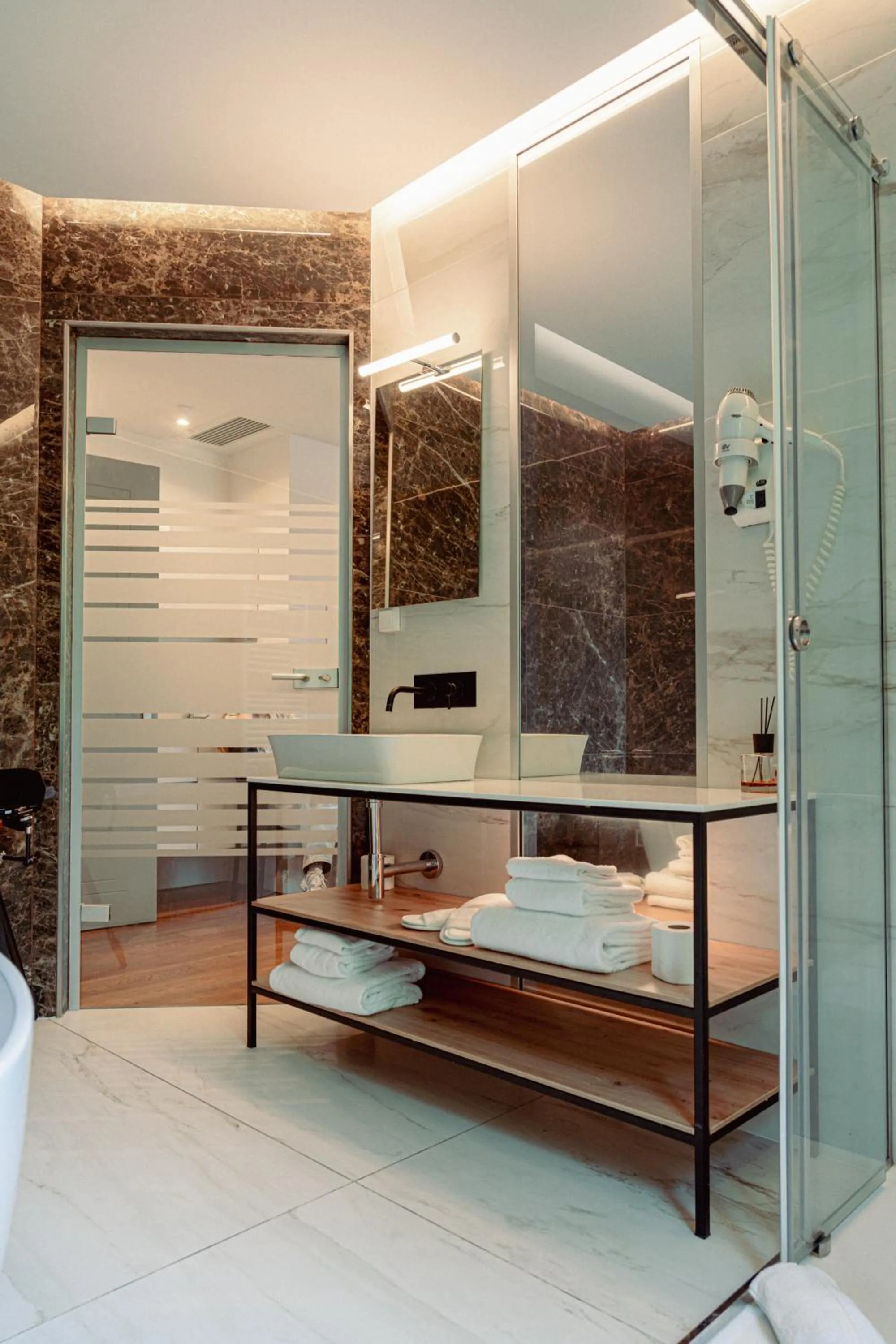 Shower in GRANDI 32 Boutique Residence