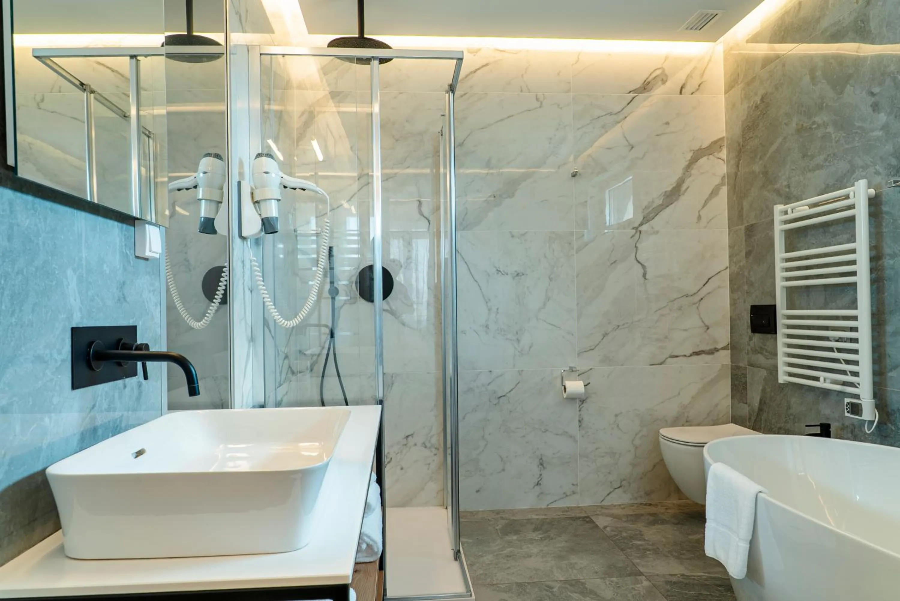 Shower in GRANDI 32 Boutique Residence