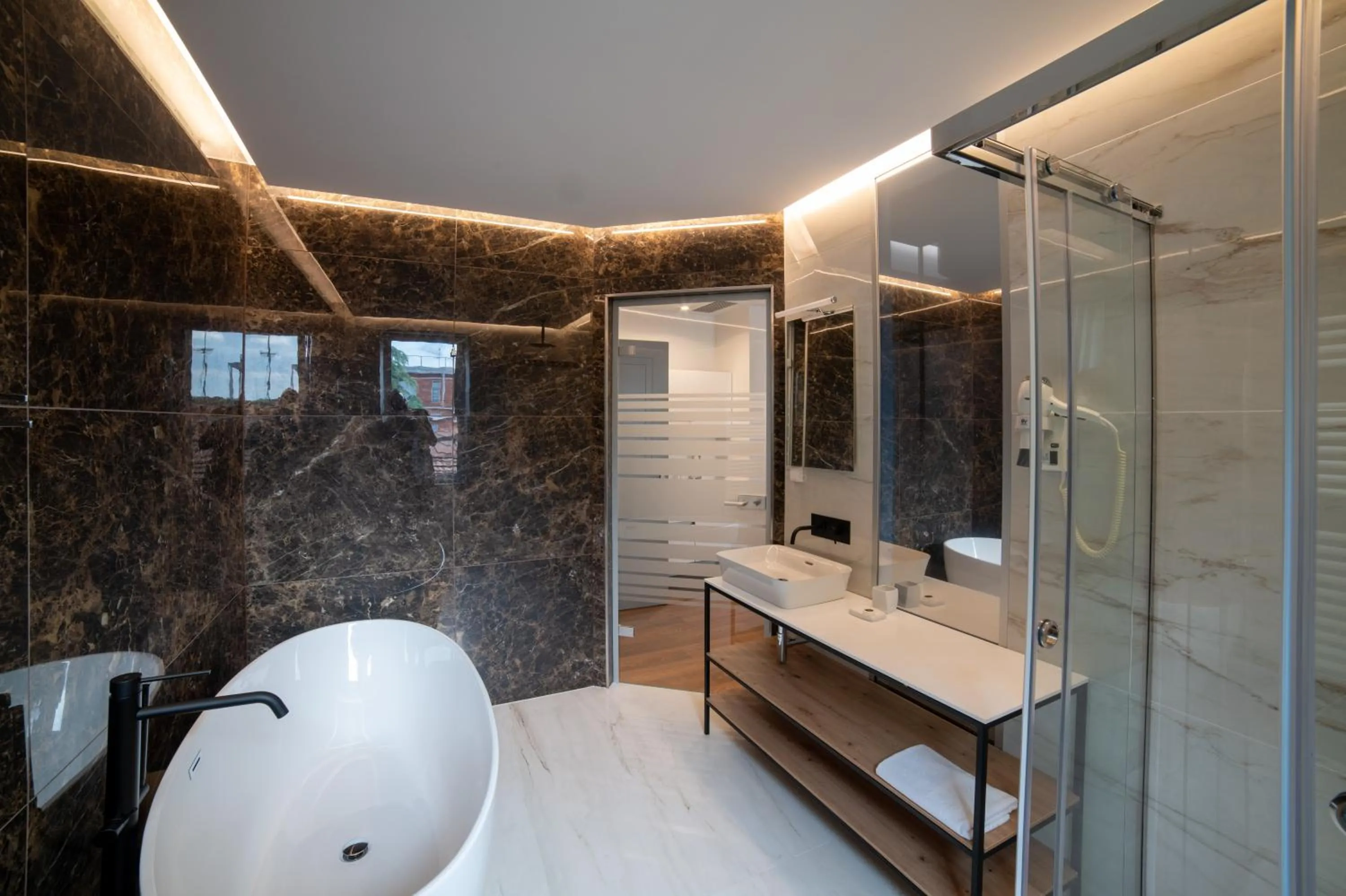 Shower in GRANDI 32 Boutique Residence