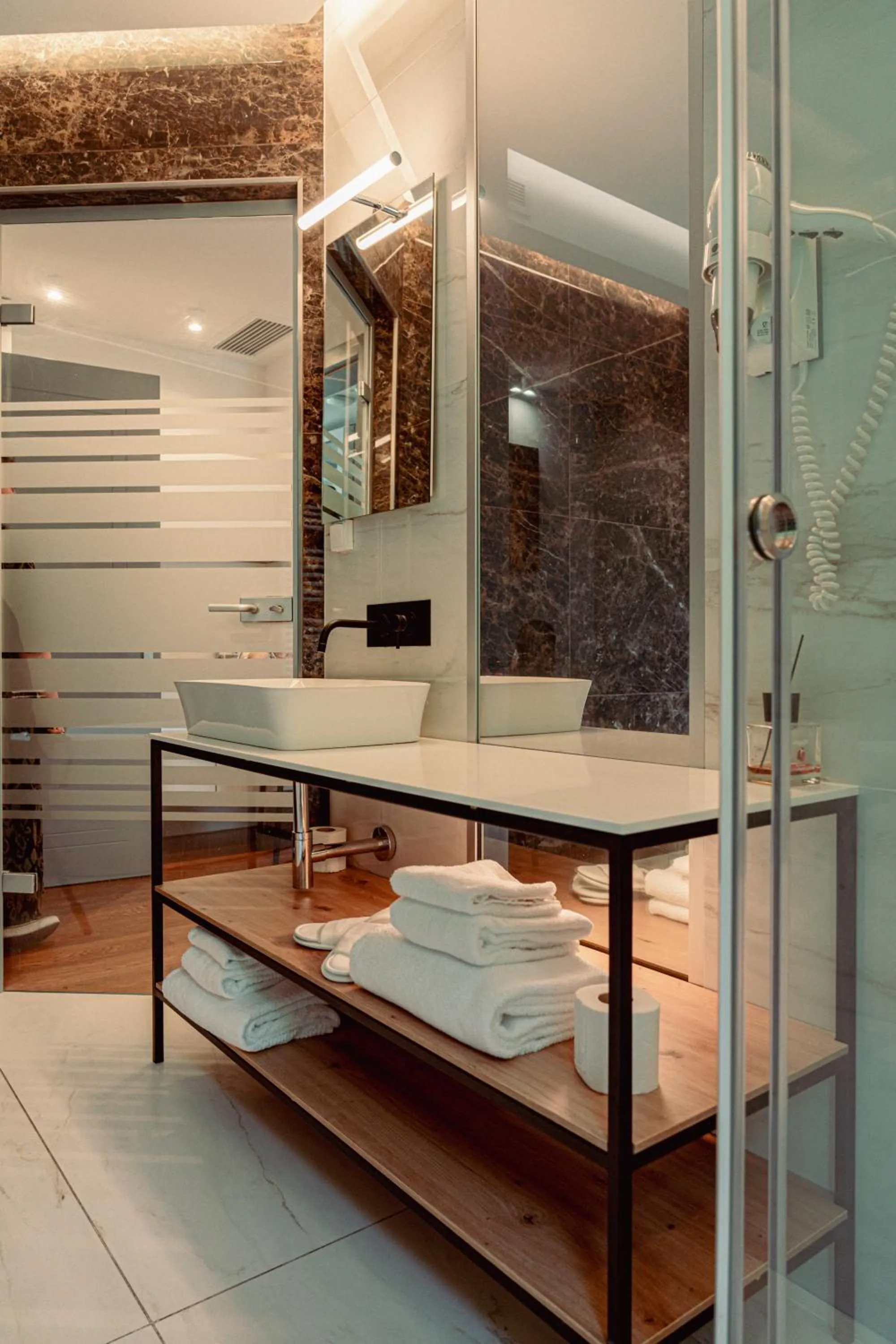 Shower in GRANDI 32 Boutique Residence