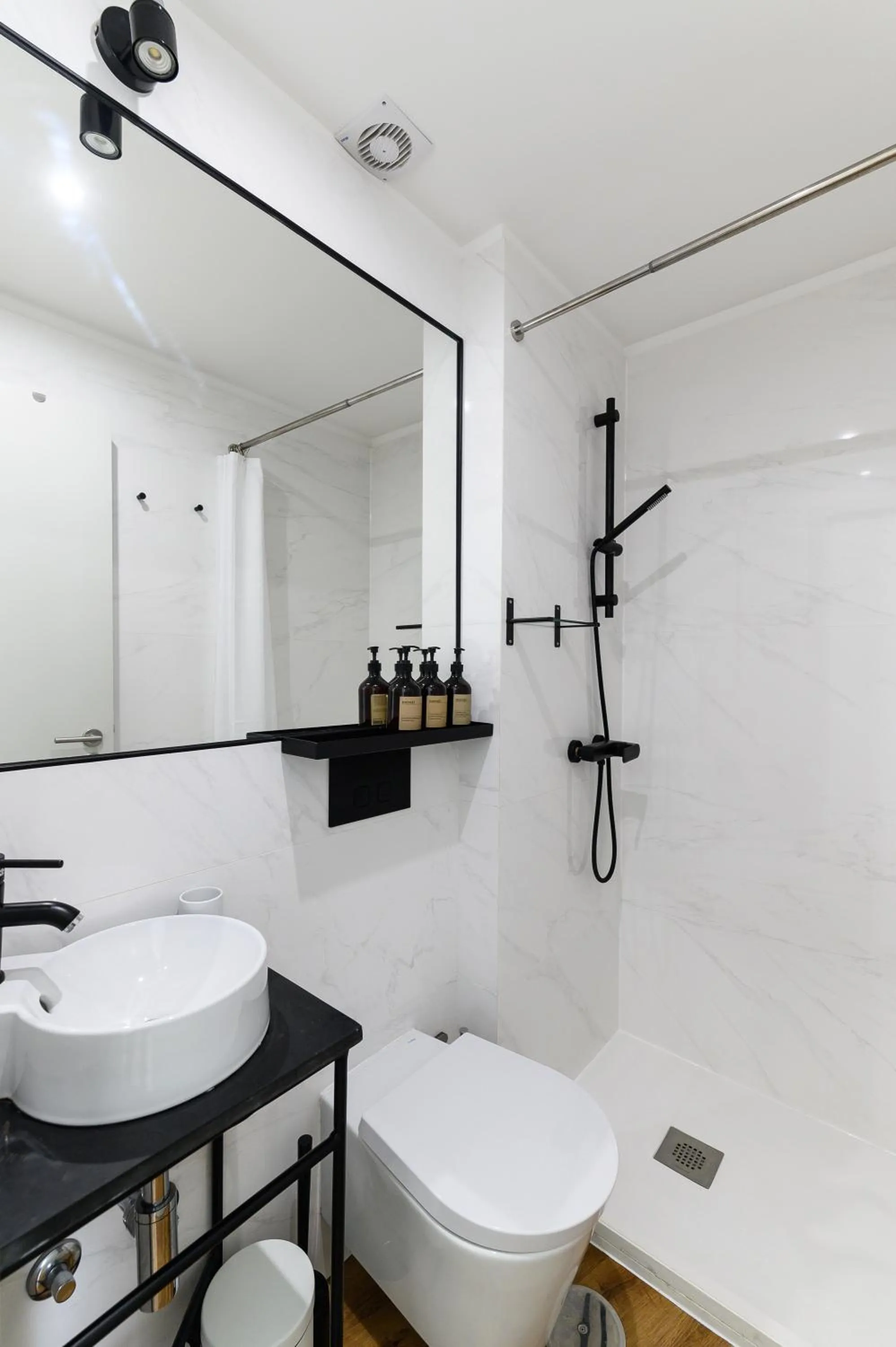 Shower in Maria da Sé Historic House