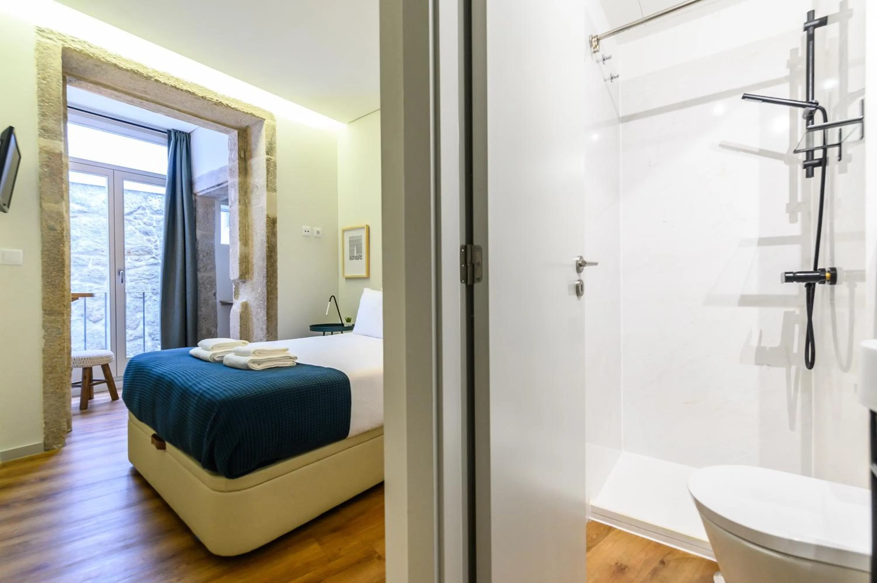 Shower, Bed in Maria da Sé Historic House