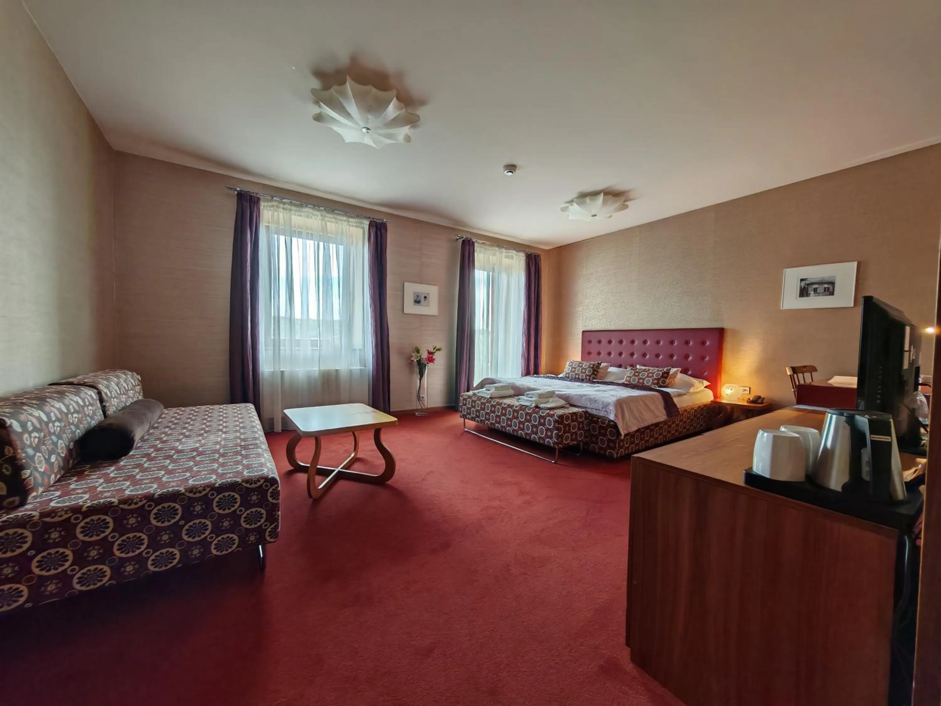 Living room, Bed in Hotel Rajská zahrada