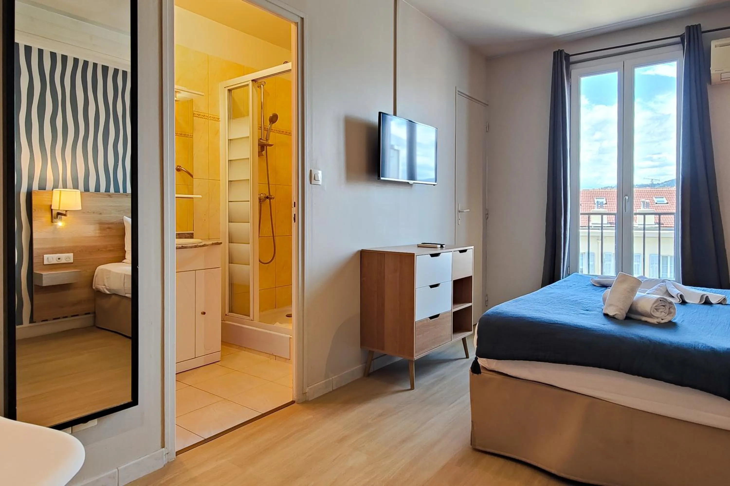 Bedroom, Bed in Aparthotel AMMI Nice Massena - ex Ajoupa