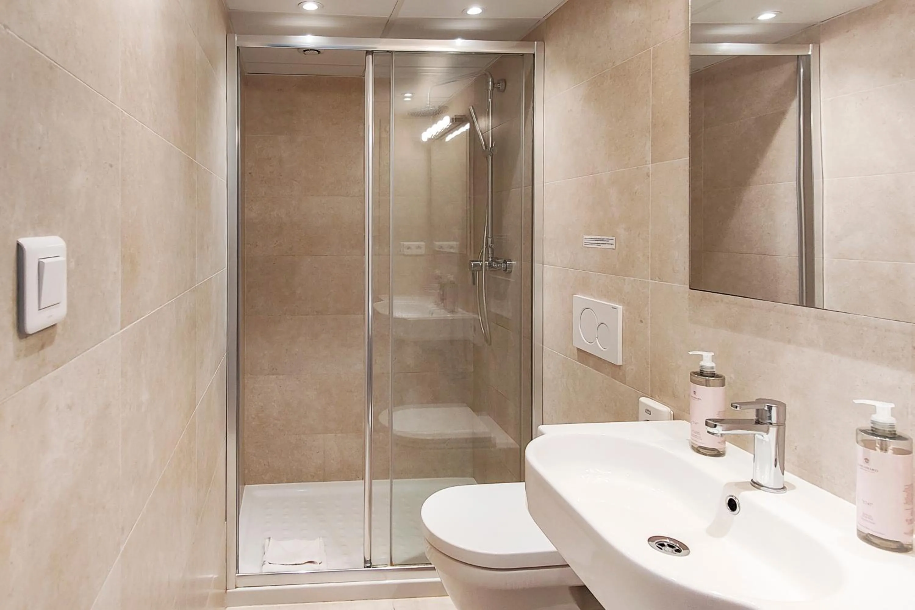 Bathroom in Aparthotel AMMI Nice Massena - ex Ajoupa