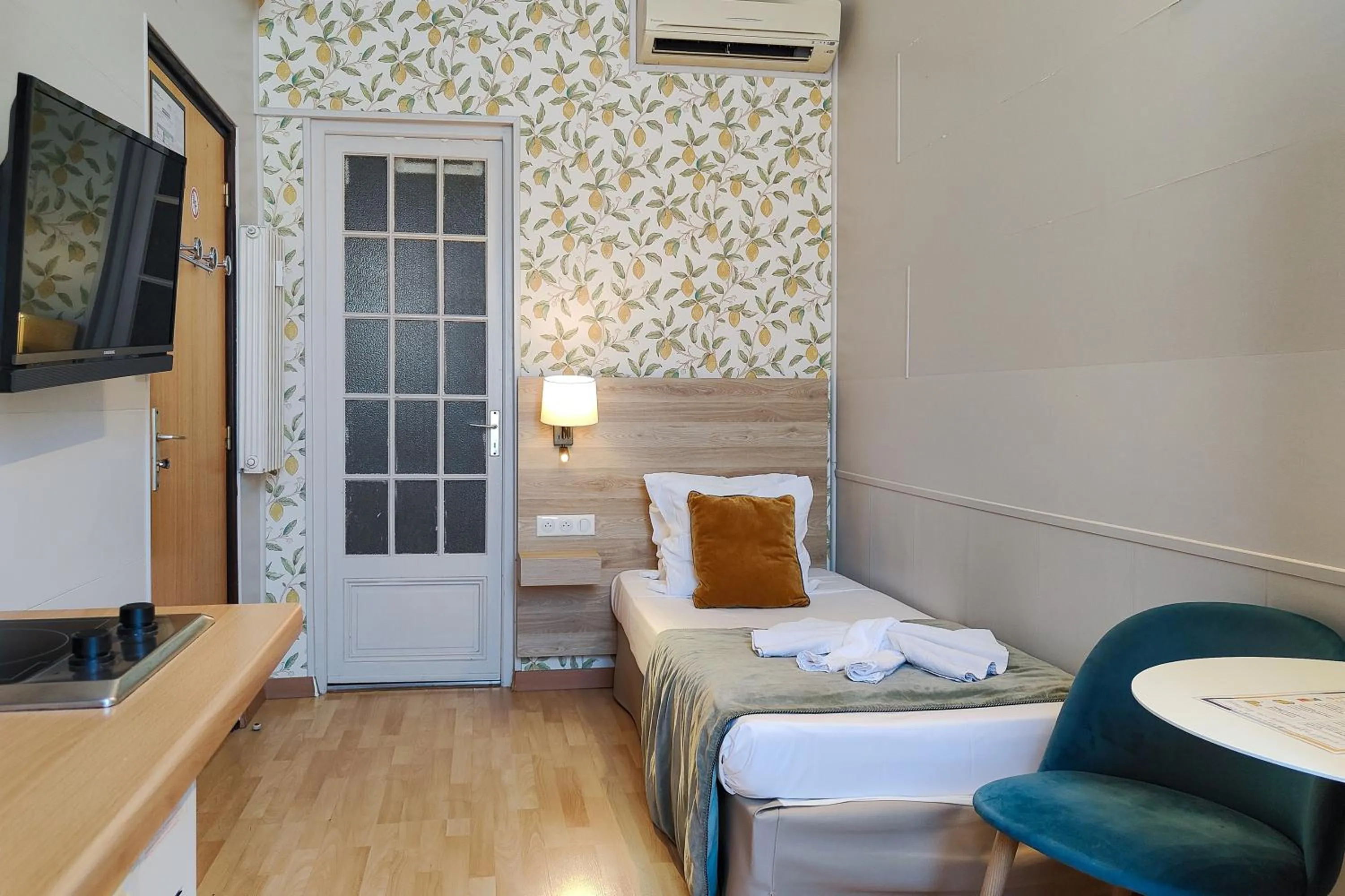 Photo of the whole room, Bed in Aparthotel AMMI Nice Massena - ex Ajoupa