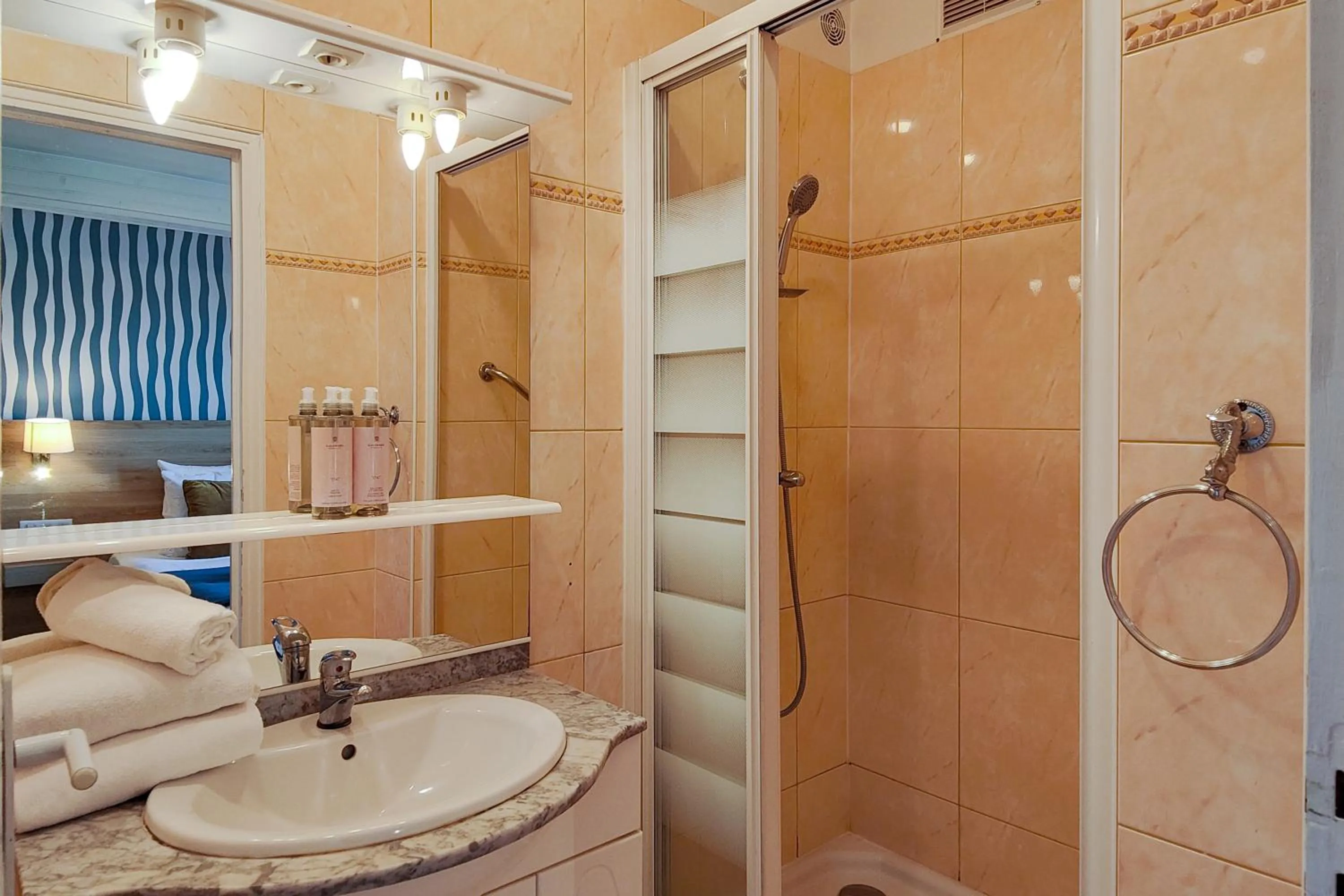 Bathroom in Aparthotel AMMI Nice Massena - ex Ajoupa