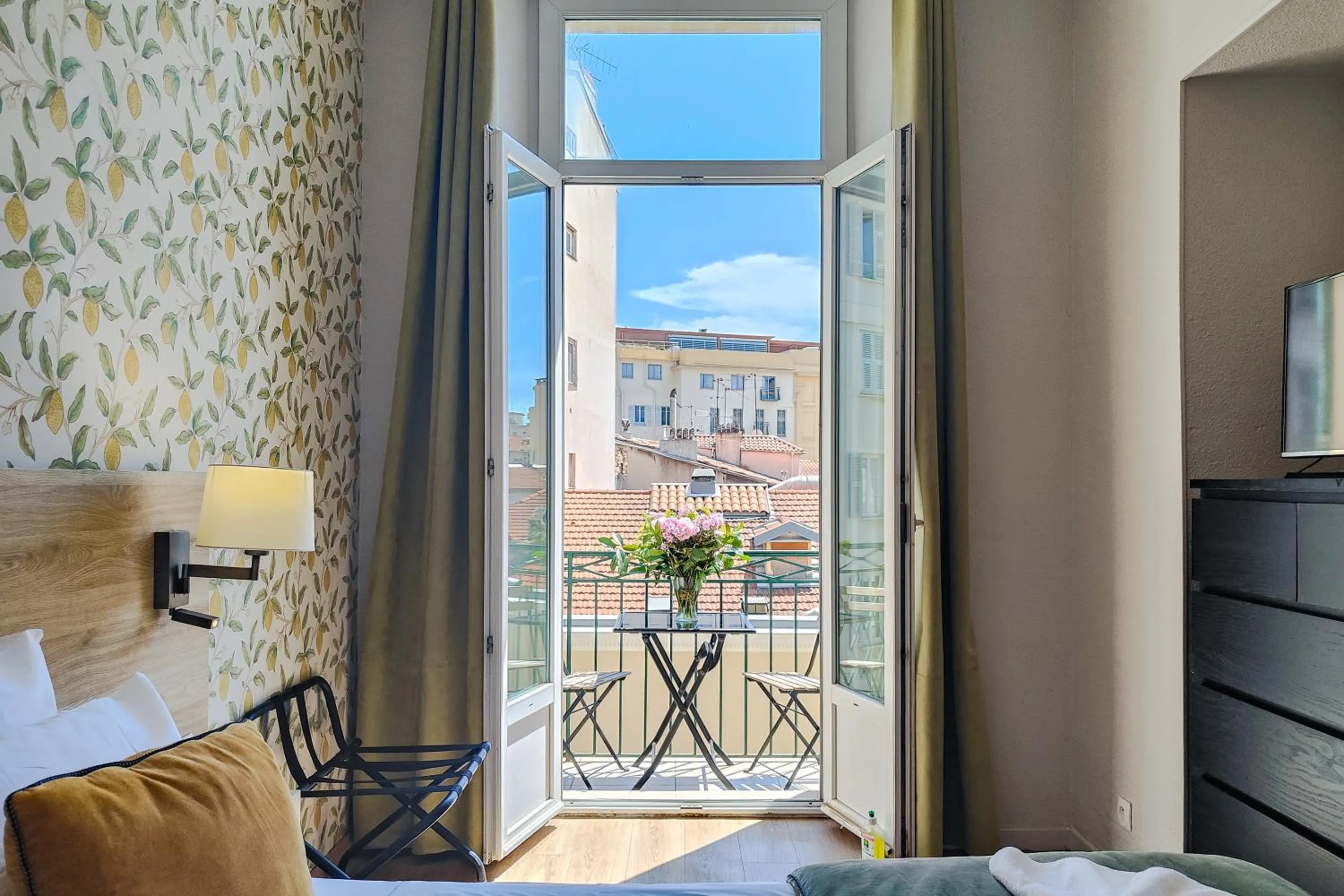 Balcony/Terrace, Bed in Aparthotel AMMI Nice Massena - ex Ajoupa