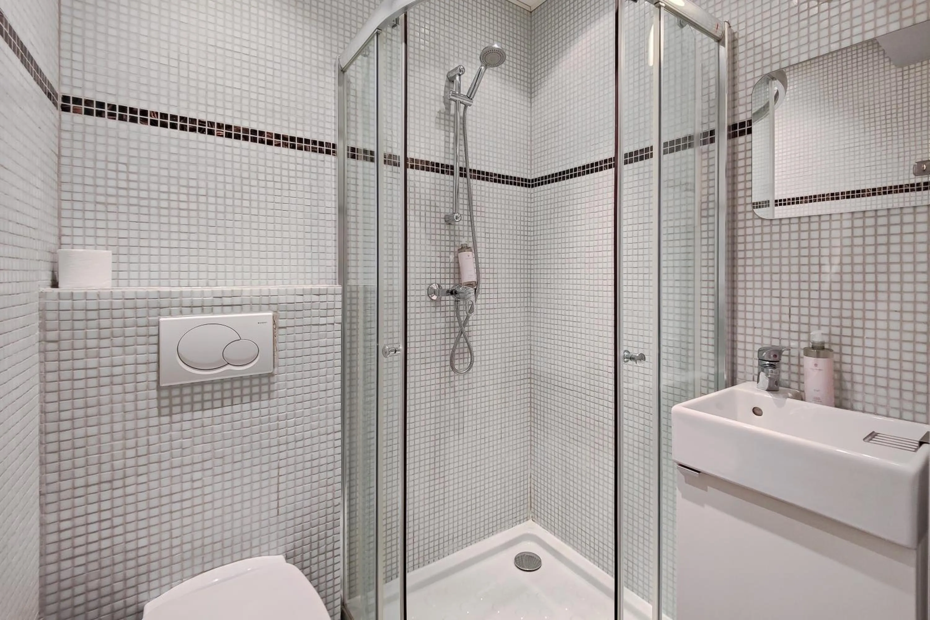 Bathroom in Aparthotel AMMI Nice Massena - ex Ajoupa