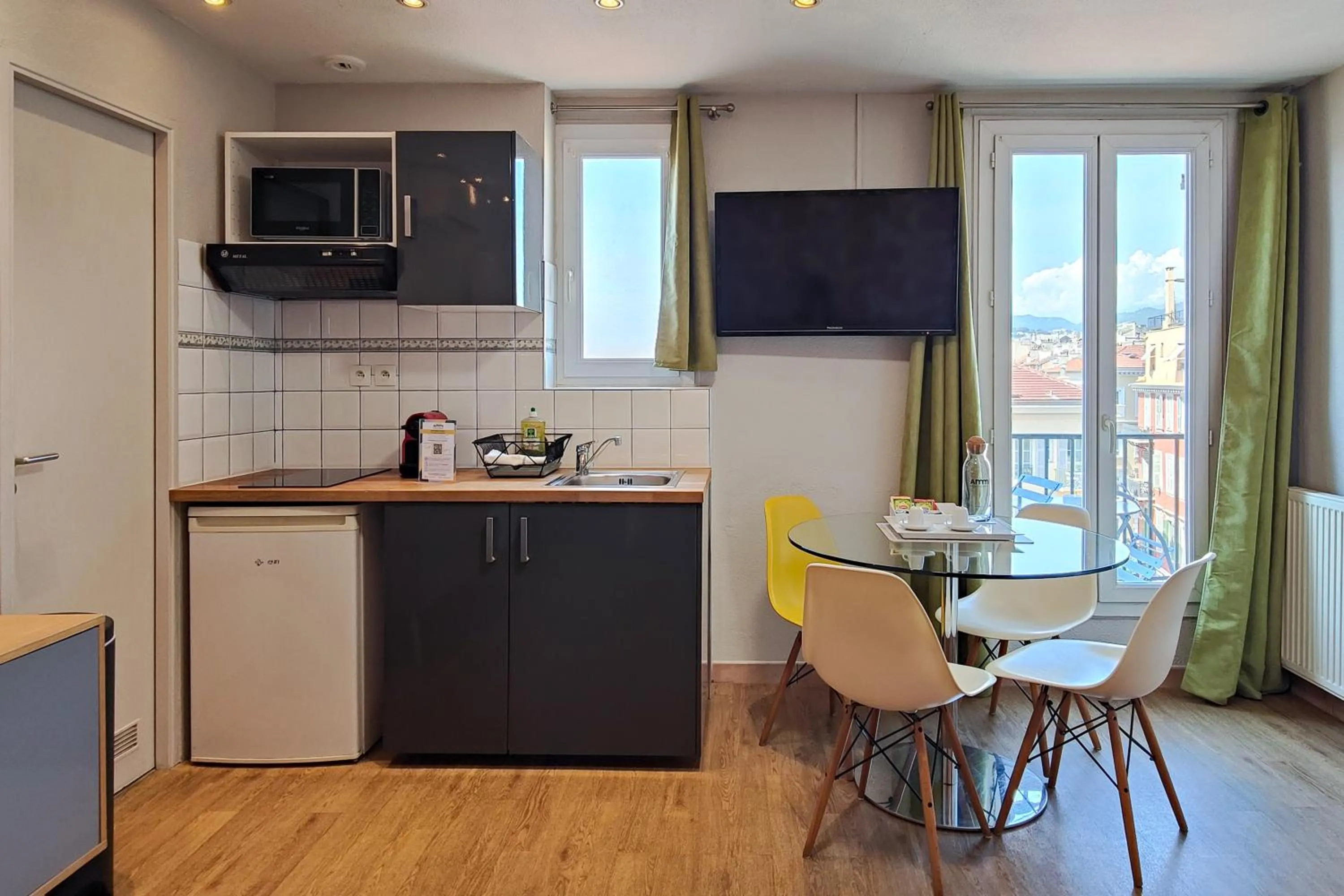 Kitchen or kitchenette in Aparthotel AMMI Nice Massena - ex Ajoupa