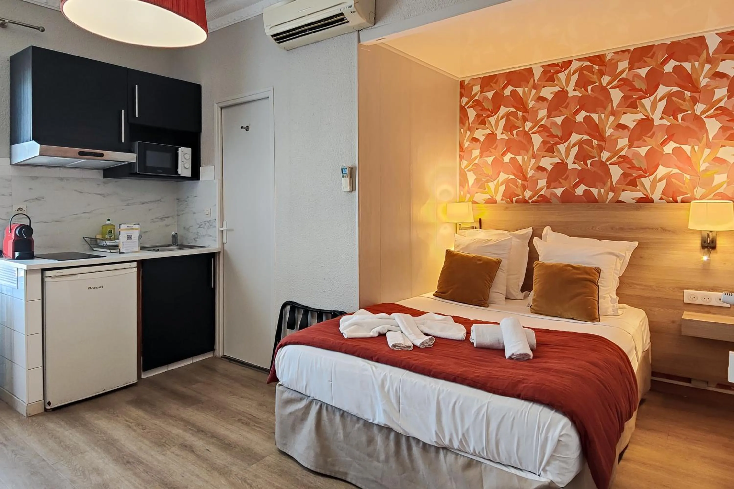 Kitchen or kitchenette, Bed in Aparthotel AMMI Nice Massena - ex Ajoupa