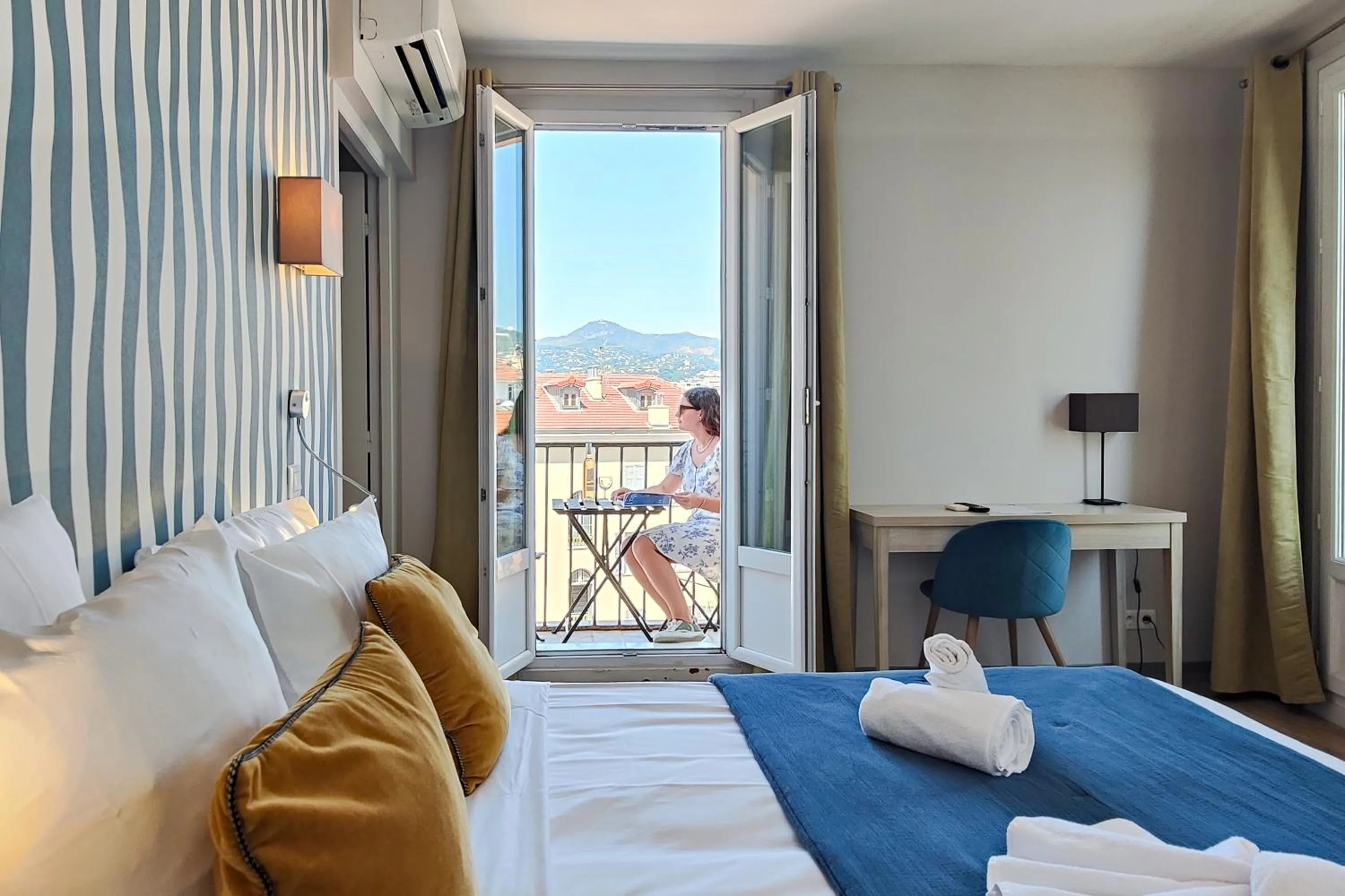 Balcony/Terrace, Bed in Aparthotel AMMI Nice Massena - ex Ajoupa