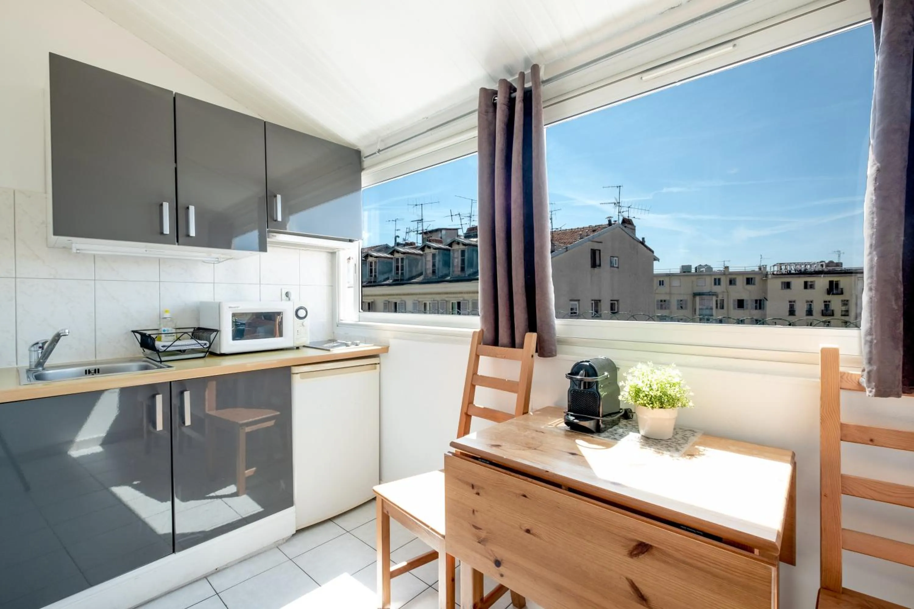 Kitchen or kitchenette in Aparthotel AMMI Nice Massena - ex Ajoupa