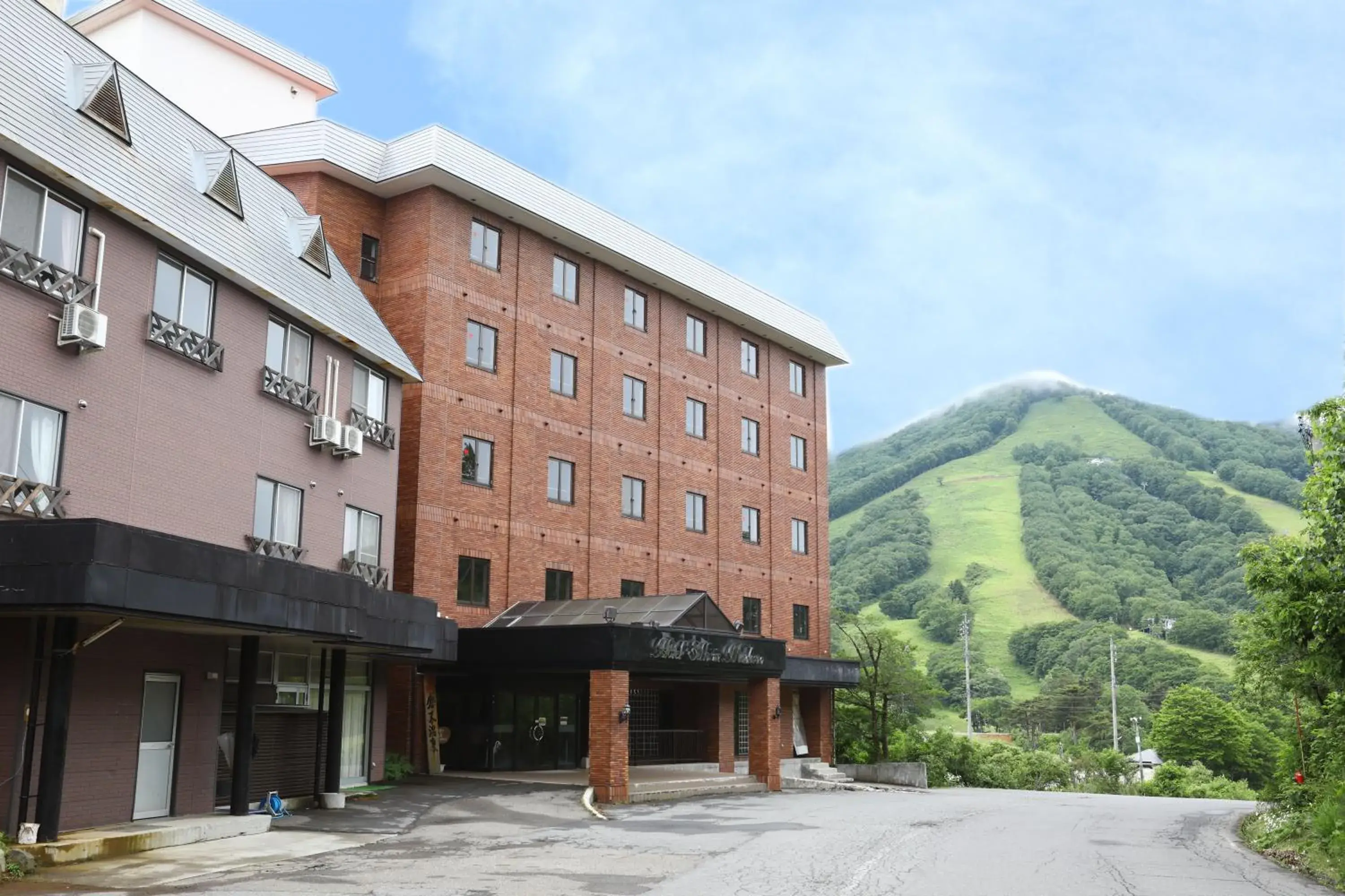 Facade/entrance in Hotel Silk Inn Madarao Facade/entrance in Hotel Silk Inn Madarao