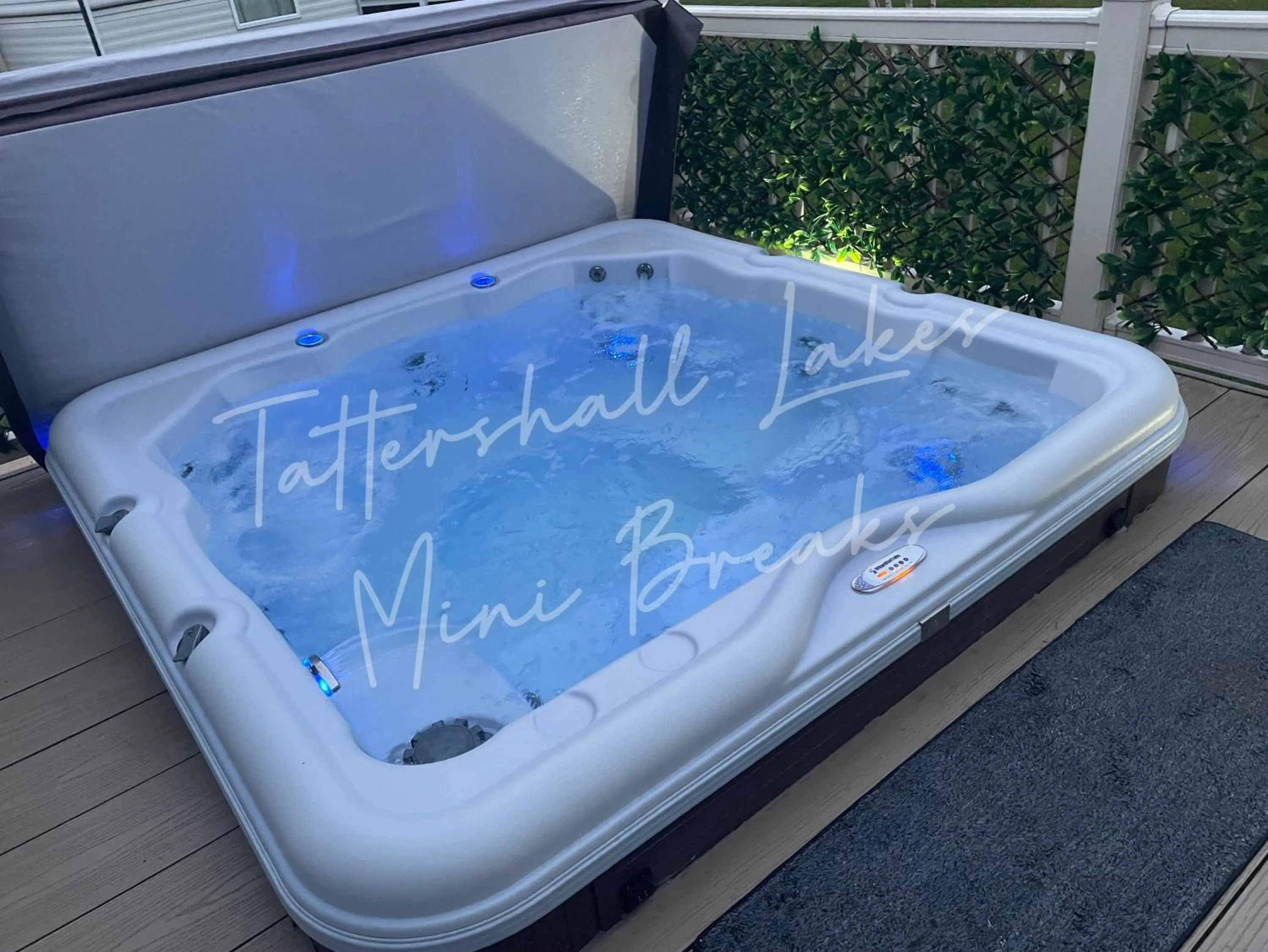 Hot Tub in Tattershall Lakes Mini Breaks - Osprey Rise