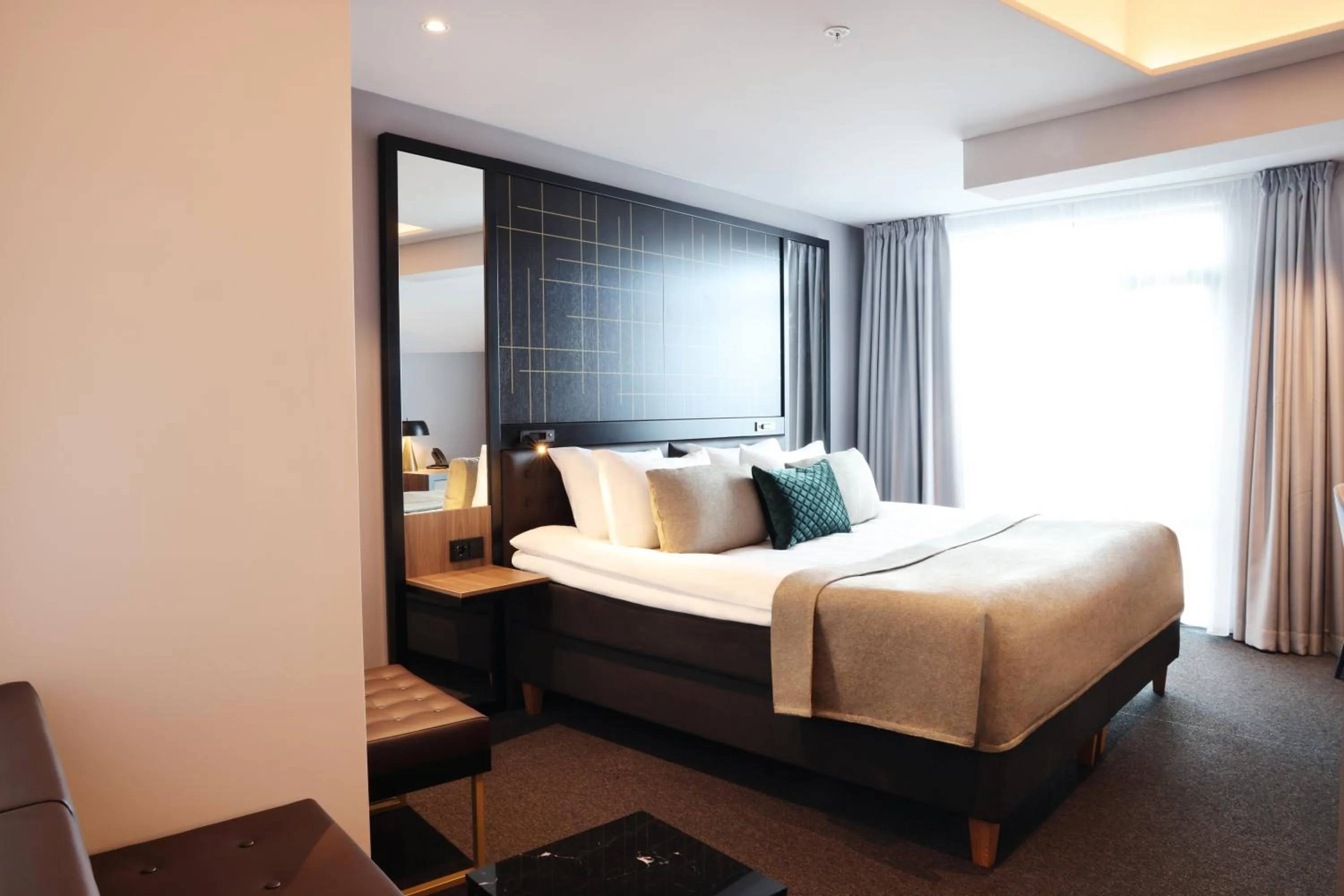 Bedroom, Bed in Hotel Reykjavík Saga