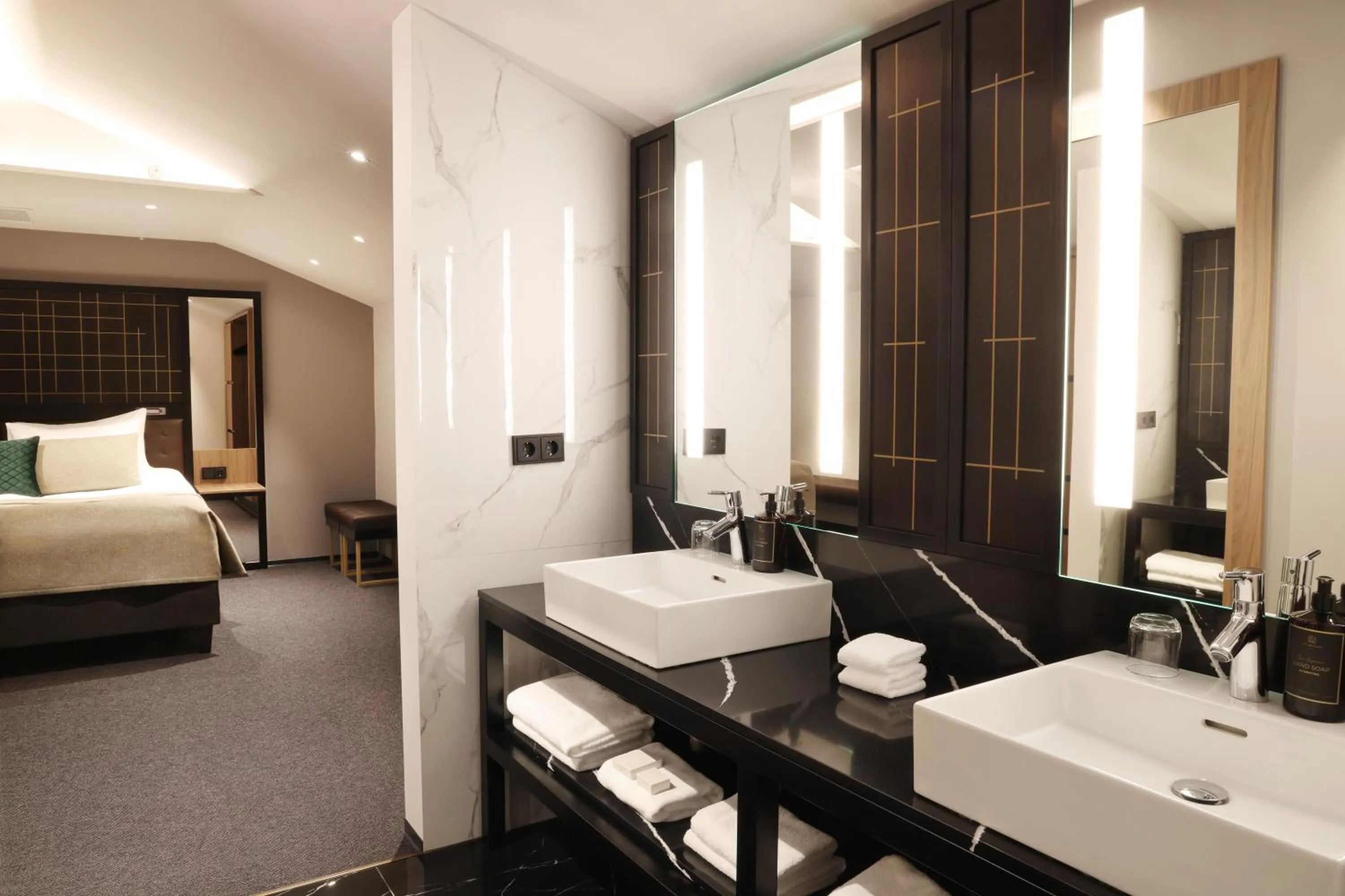 Bathroom, Bed in Hotel Reykjavík Saga