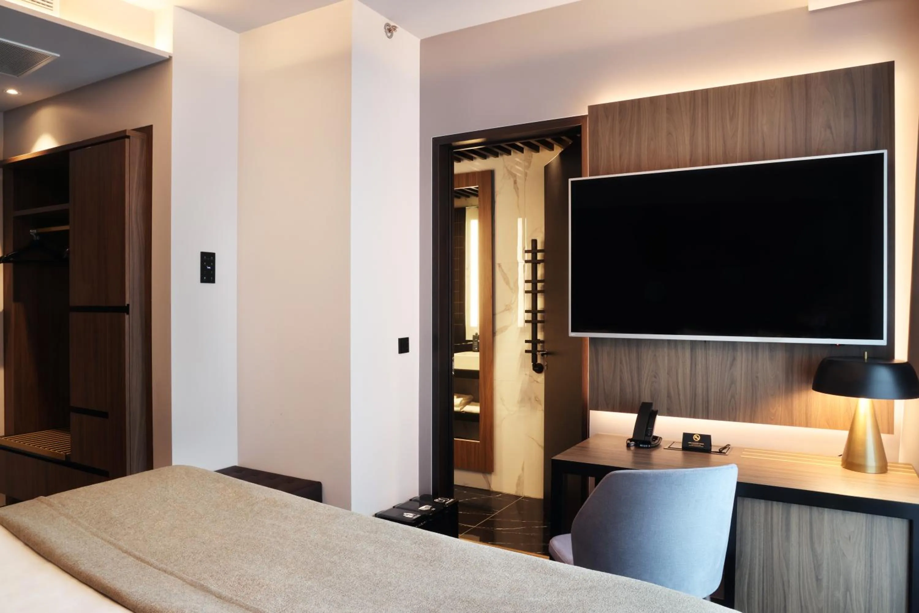 Communal lounge/ TV room, Bed in Hotel Reykjavík Saga