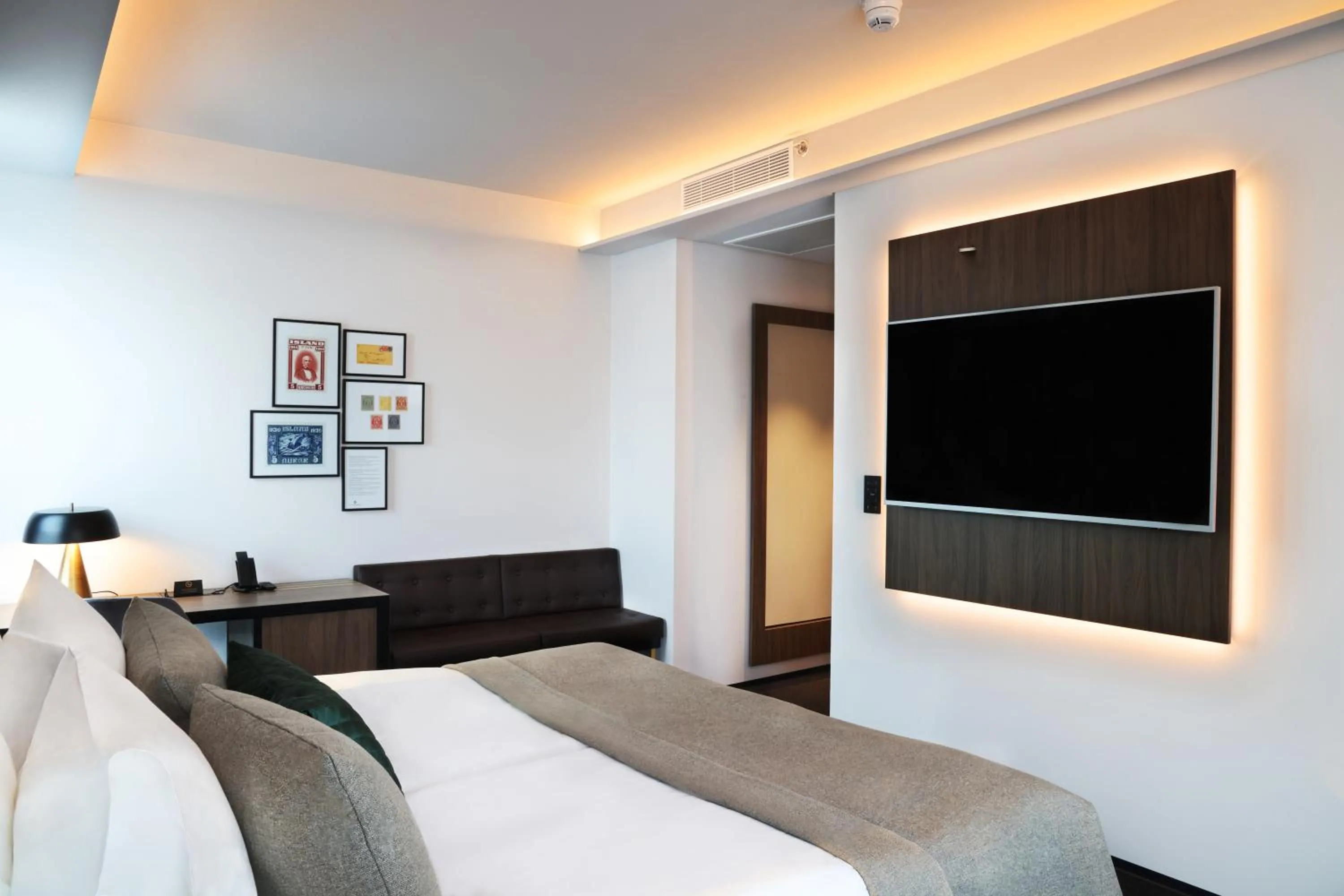 Bedroom, Bed in Hotel Reykjavík Saga