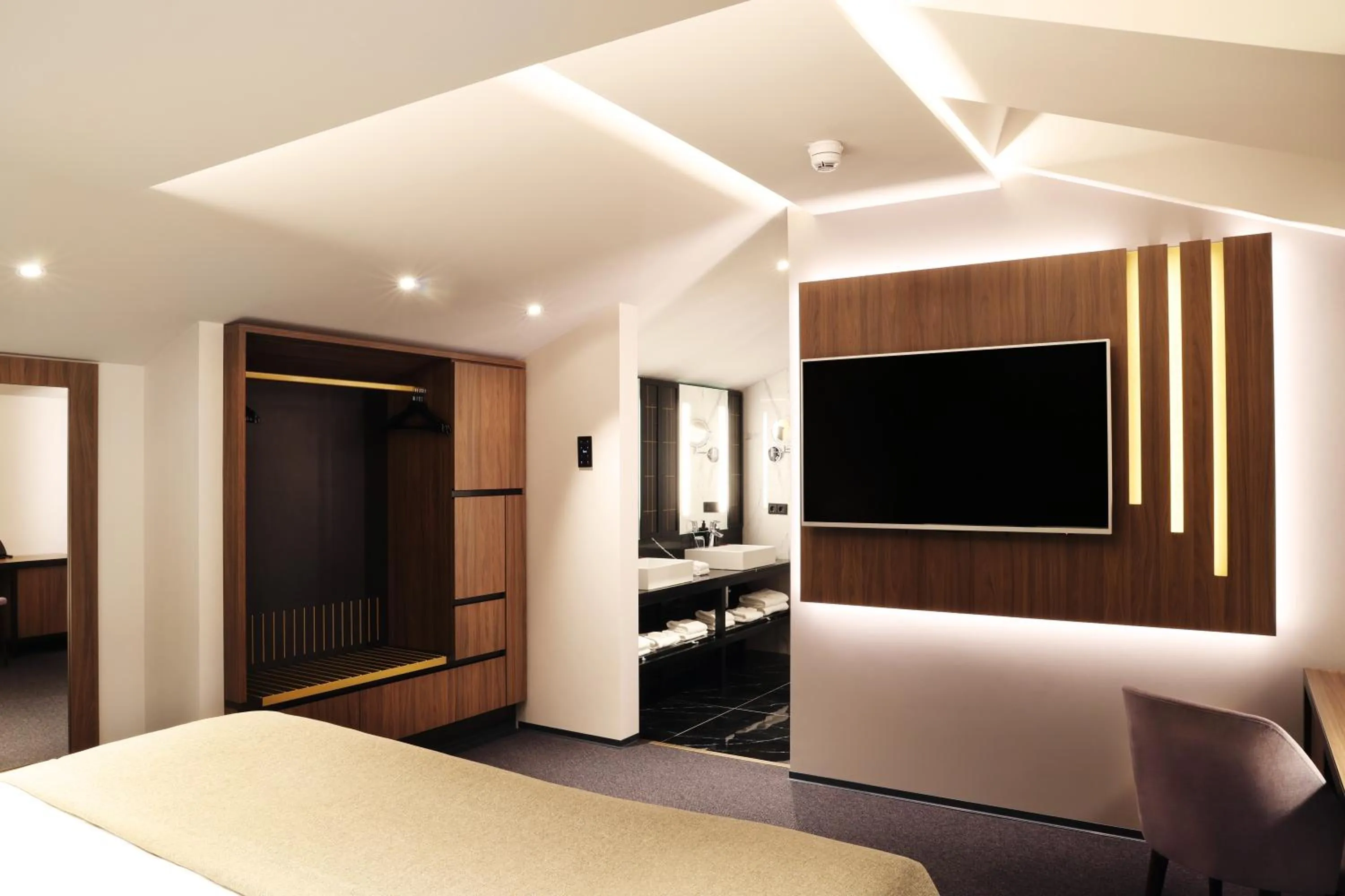 Bedroom, Bed in Hotel Reykjavík Saga