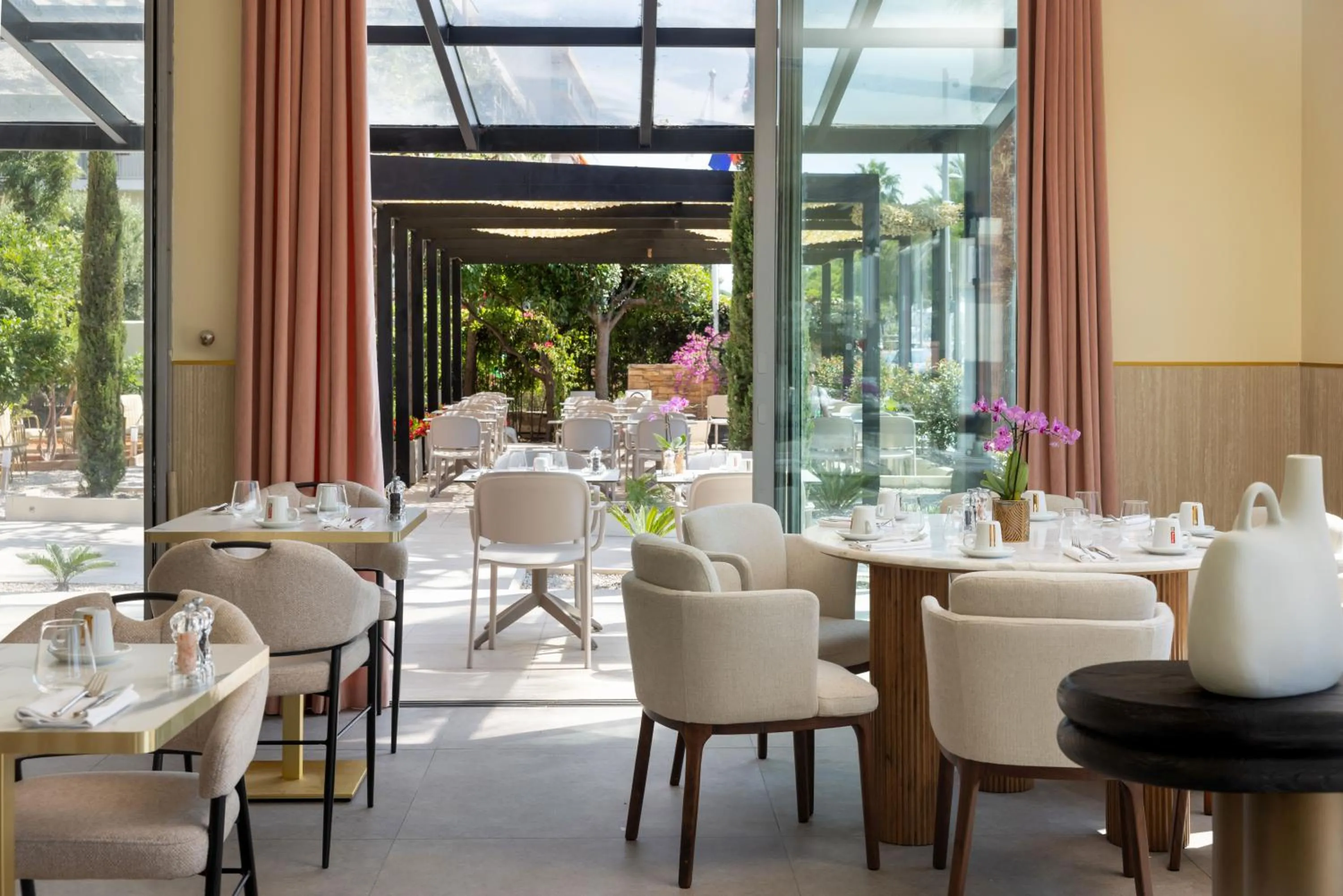 Restaurant/places to eat in Hotel Royalmar - Nouveau propriétaire