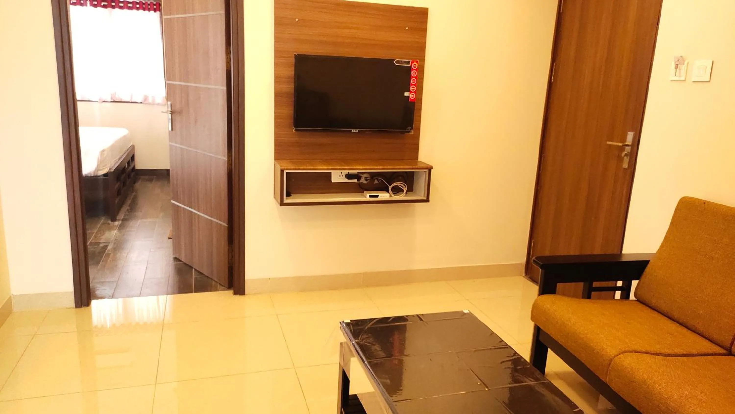 Communal lounge/ TV room in Hotel Rhythm Grand Suite