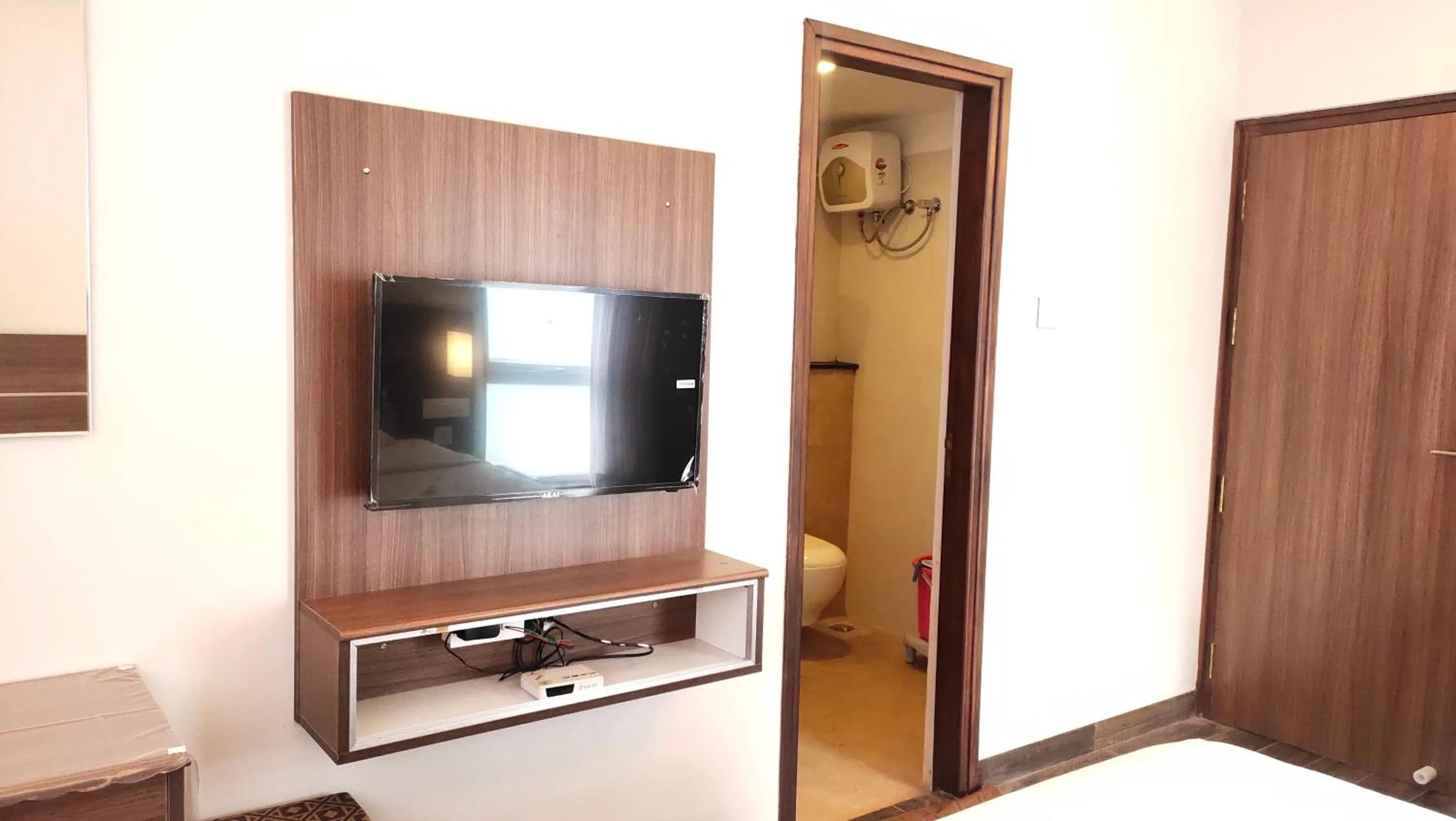 TV and multimedia in Hotel Rhythm Grand Suite