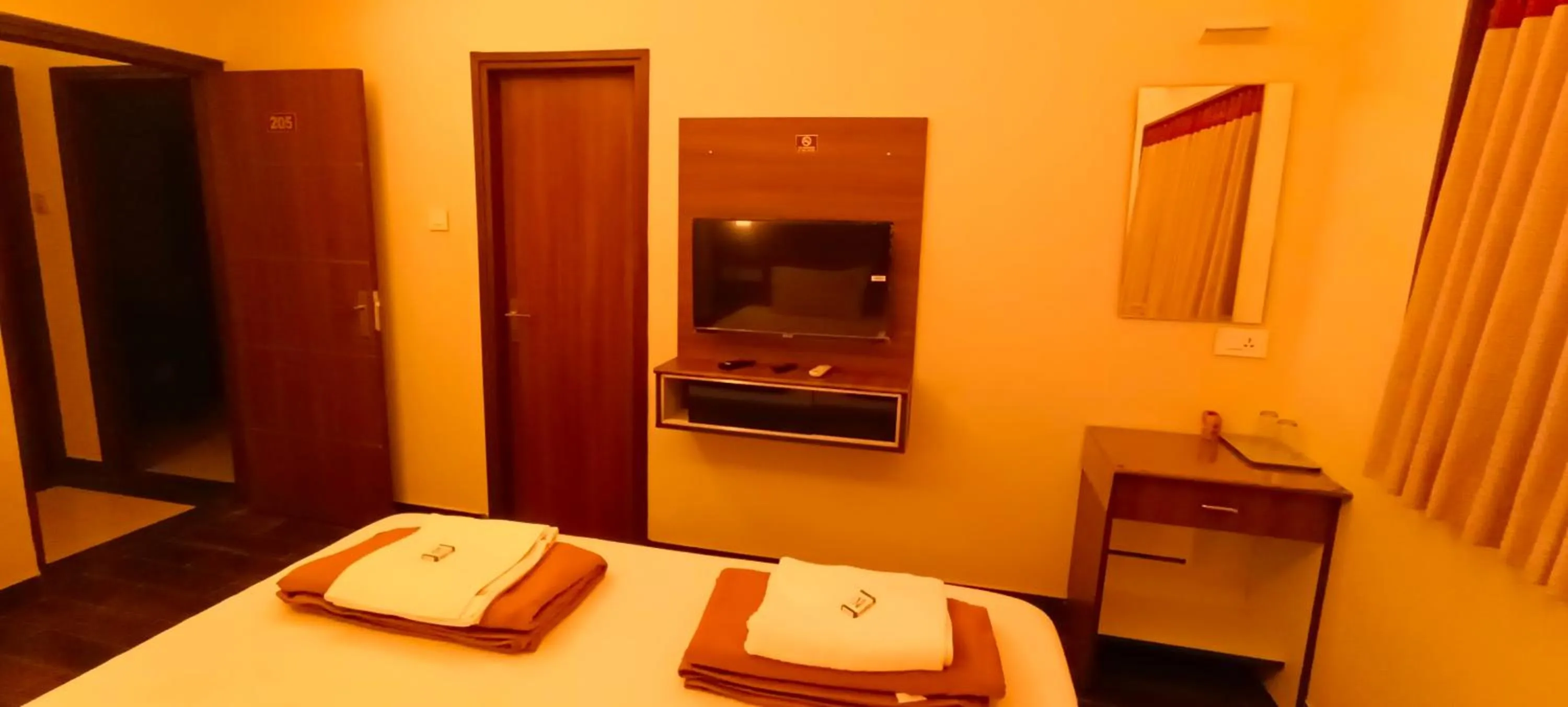 Communal lounge/ TV room, Bed in Hotel Rhythm Grand Suite