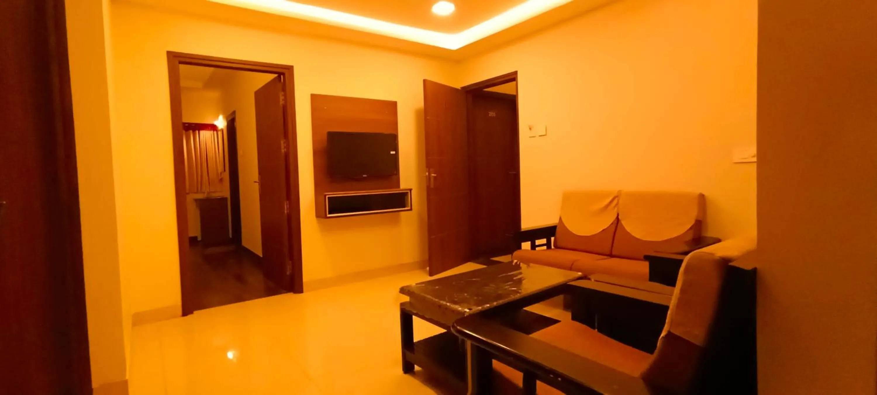 TV and multimedia in Hotel Rhythm Grand Suite