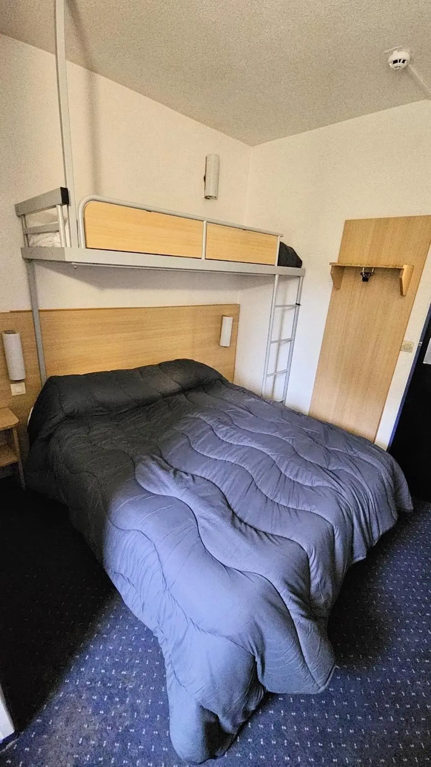 Triple Room - 1 Double Bed & Bunk Beds in Mister Bed Lomme Triple Room - 1 Double Bed & Bunk Beds in Mister Bed Lomme