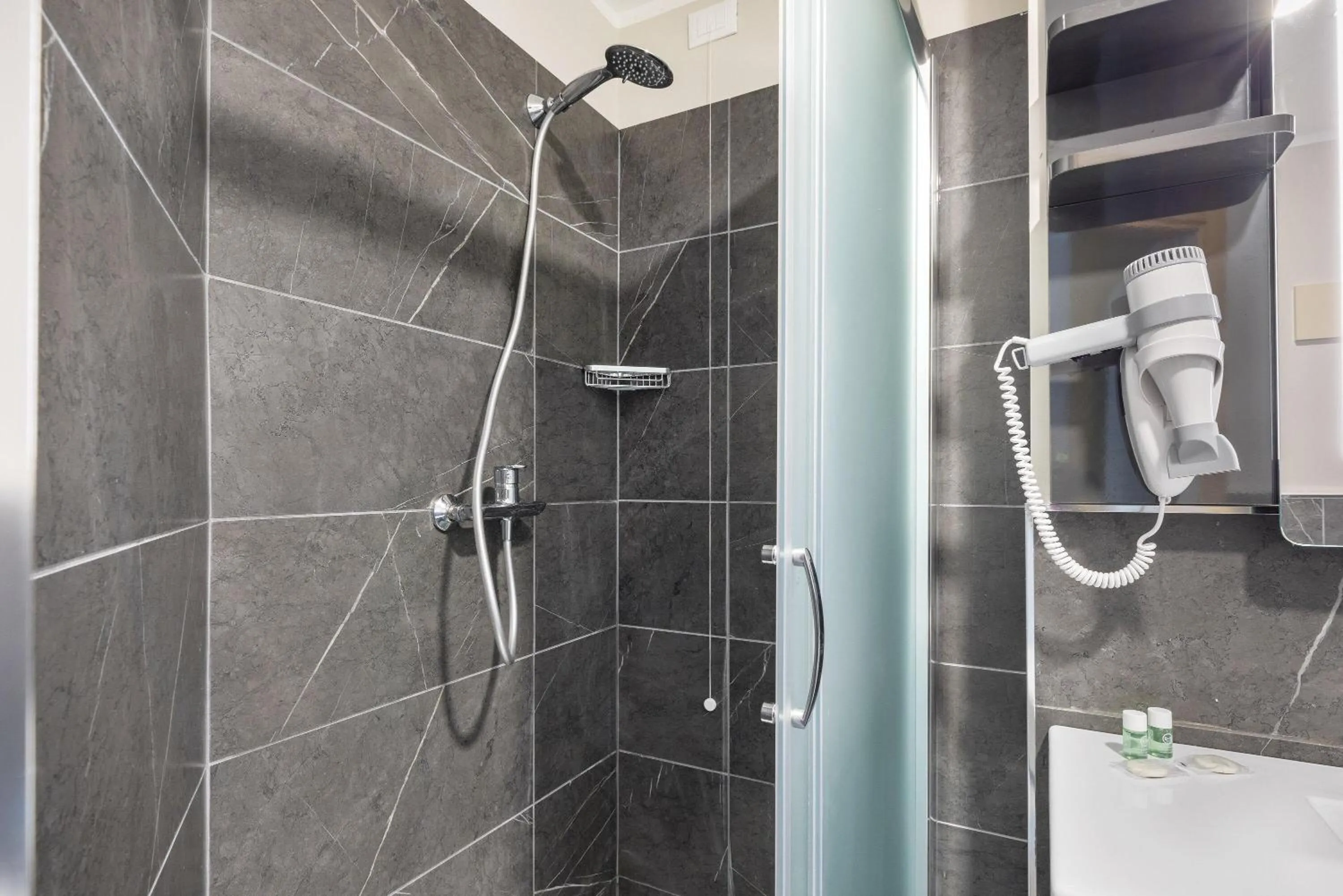 Bathroom in B&B Hotel Roma Fiumicino Aeroporto Fiera 2