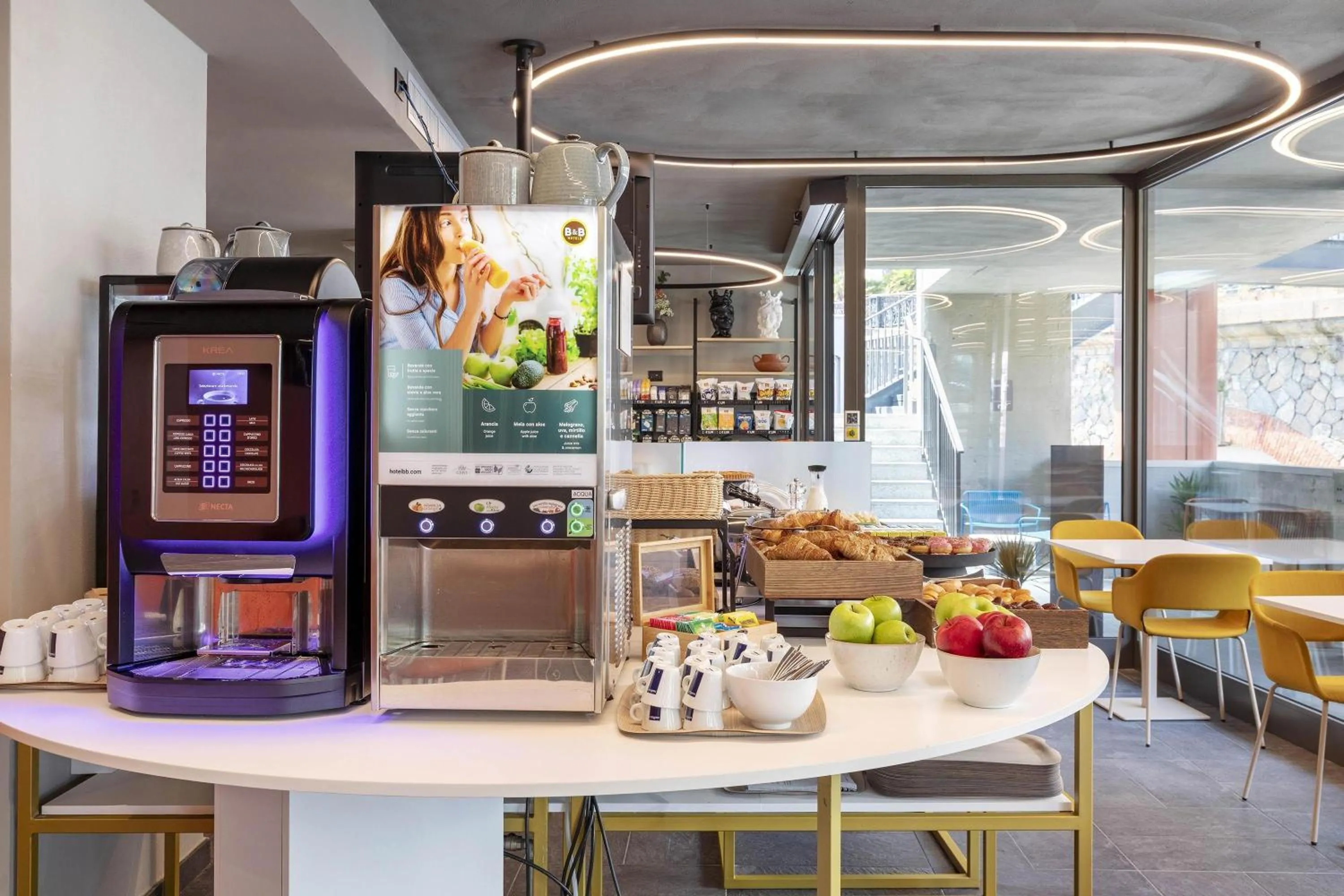 Restaurant/places to eat in B&B Hotel Genova City Center