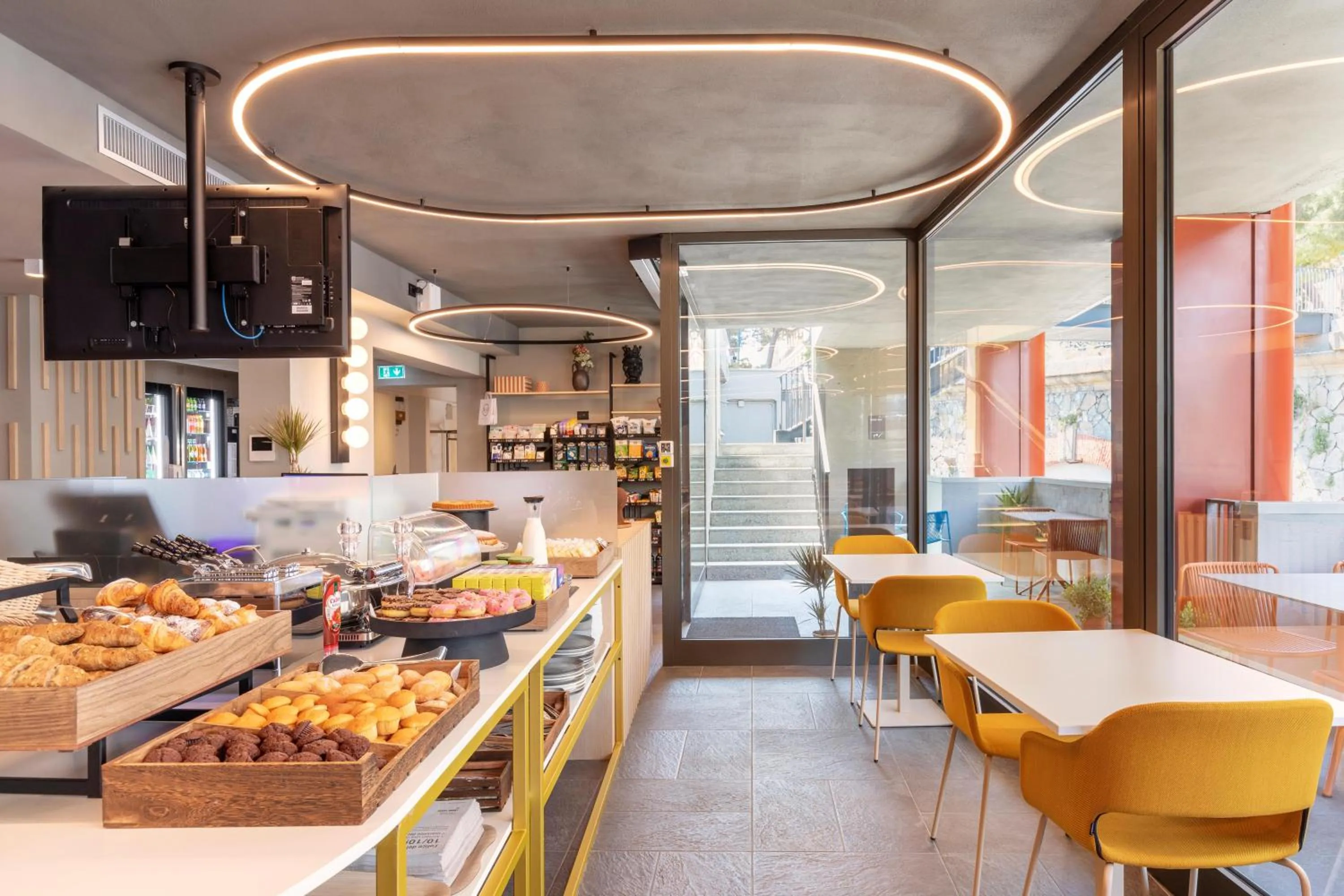 Restaurant/places to eat in B&B Hotel Genova City Center